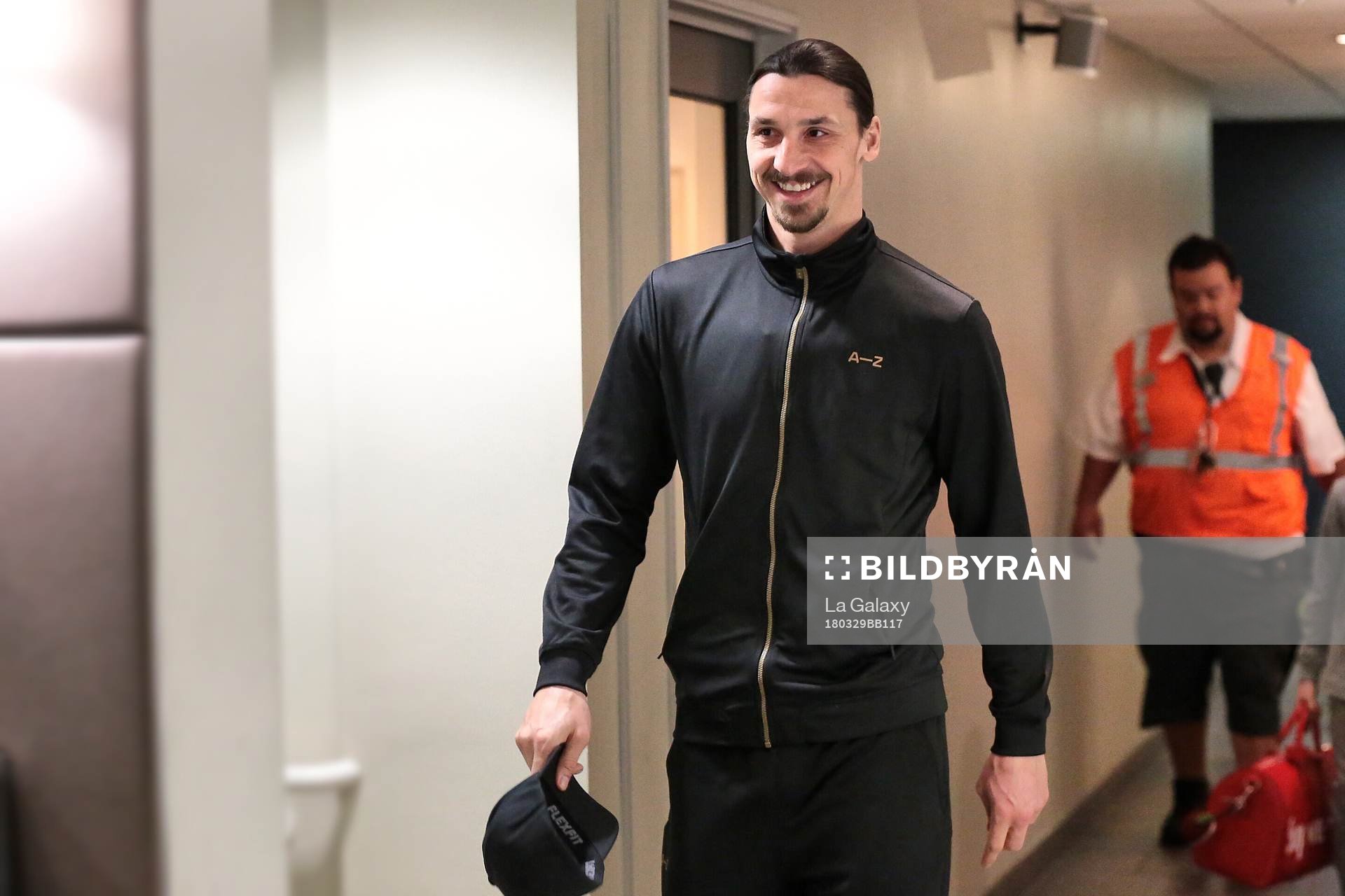 I denna handoutbild från LA Galaxy ses Zlatan Ibrahimovic, spelare i MLS-laget LA Galaxy, anlända till Los Angeles International Airport (LAX) den 29 mars 2018 i Los Angeles.