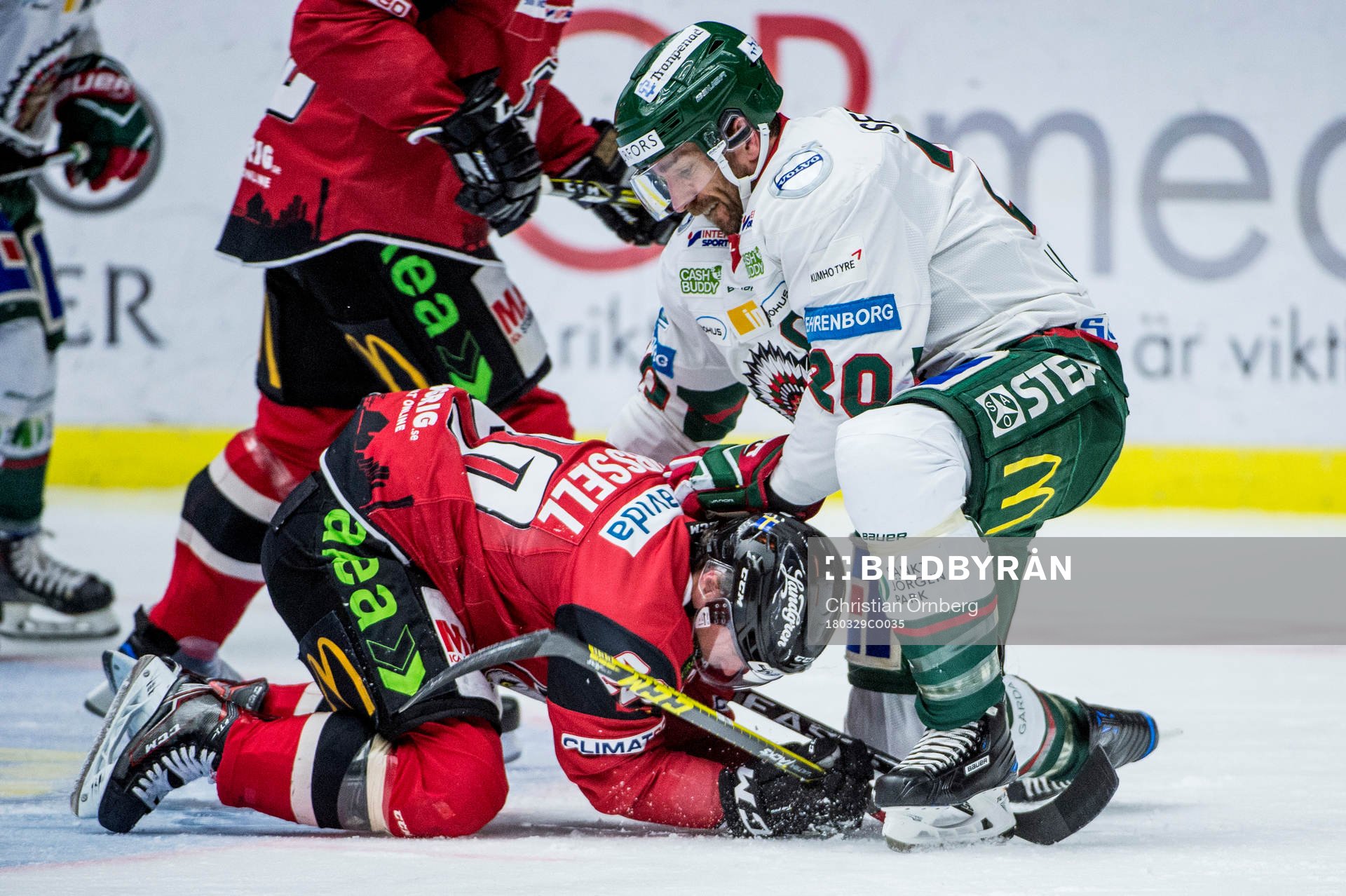 Frölundas Joel Lundqvist trycker till Malmö Redhawks Erik