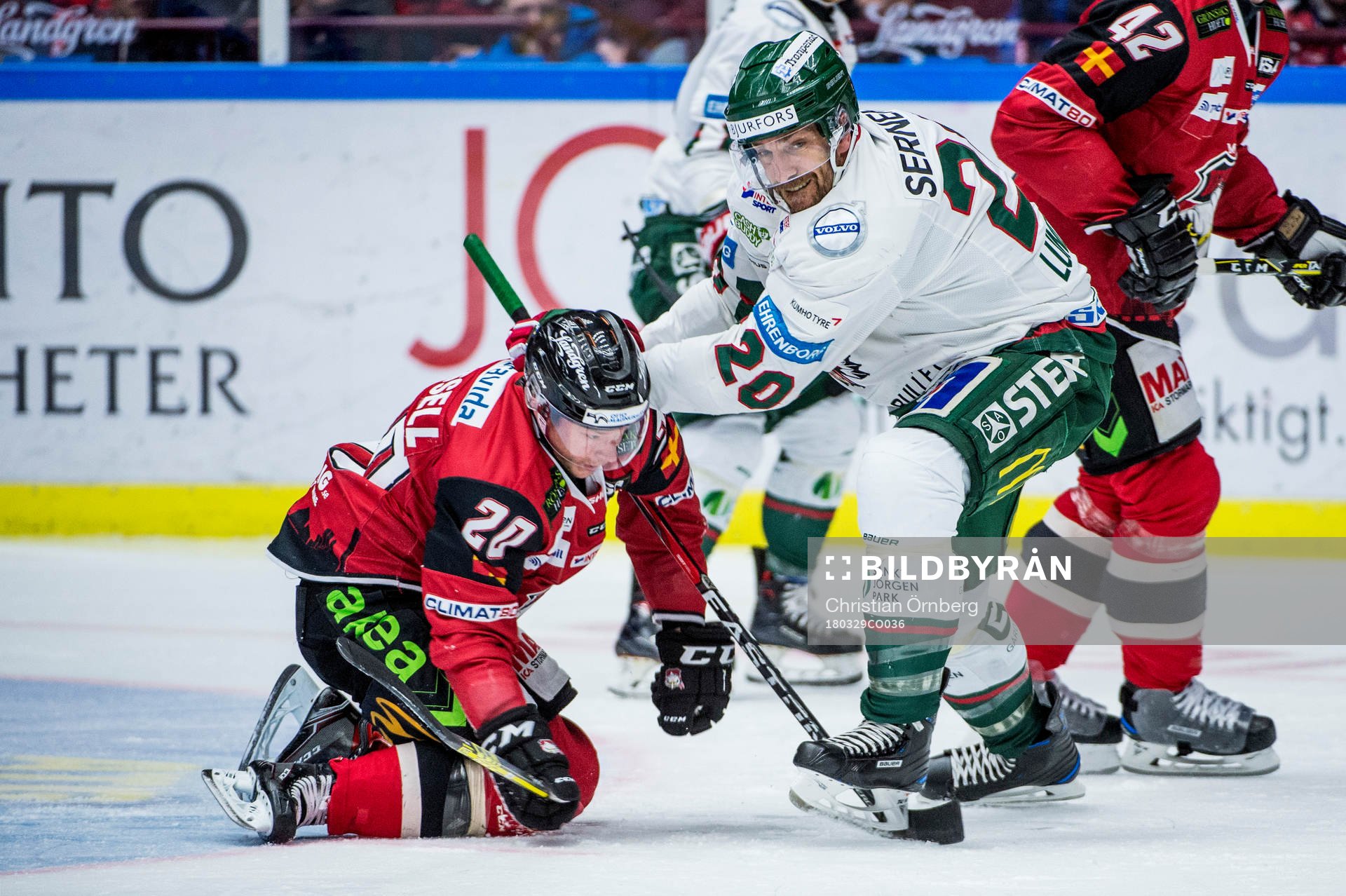 Frölundas Joel Lundqvist trycker till Malmö Redhawks Erik