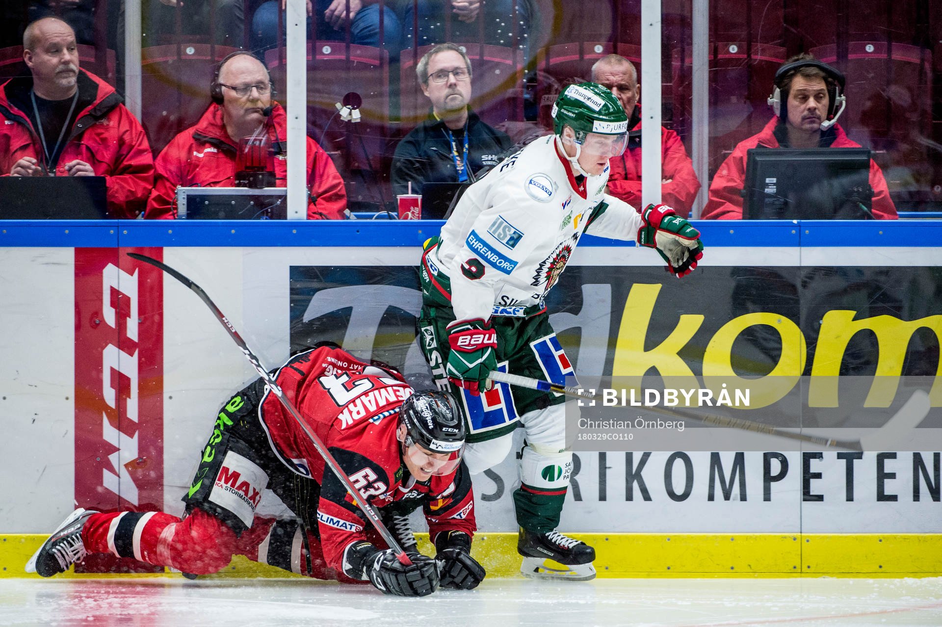 Malmö Redhawks Fredrik Händemark i närkamp mot