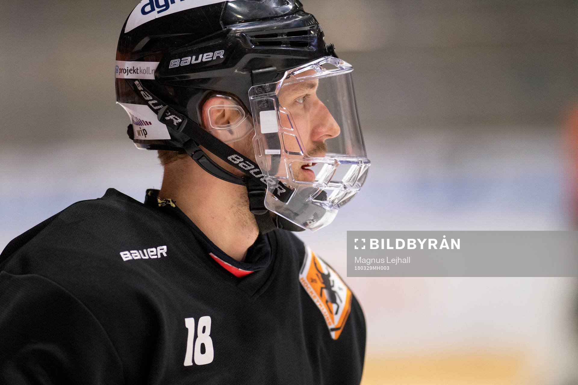 Karlskronas Emil Larsson värmer upp