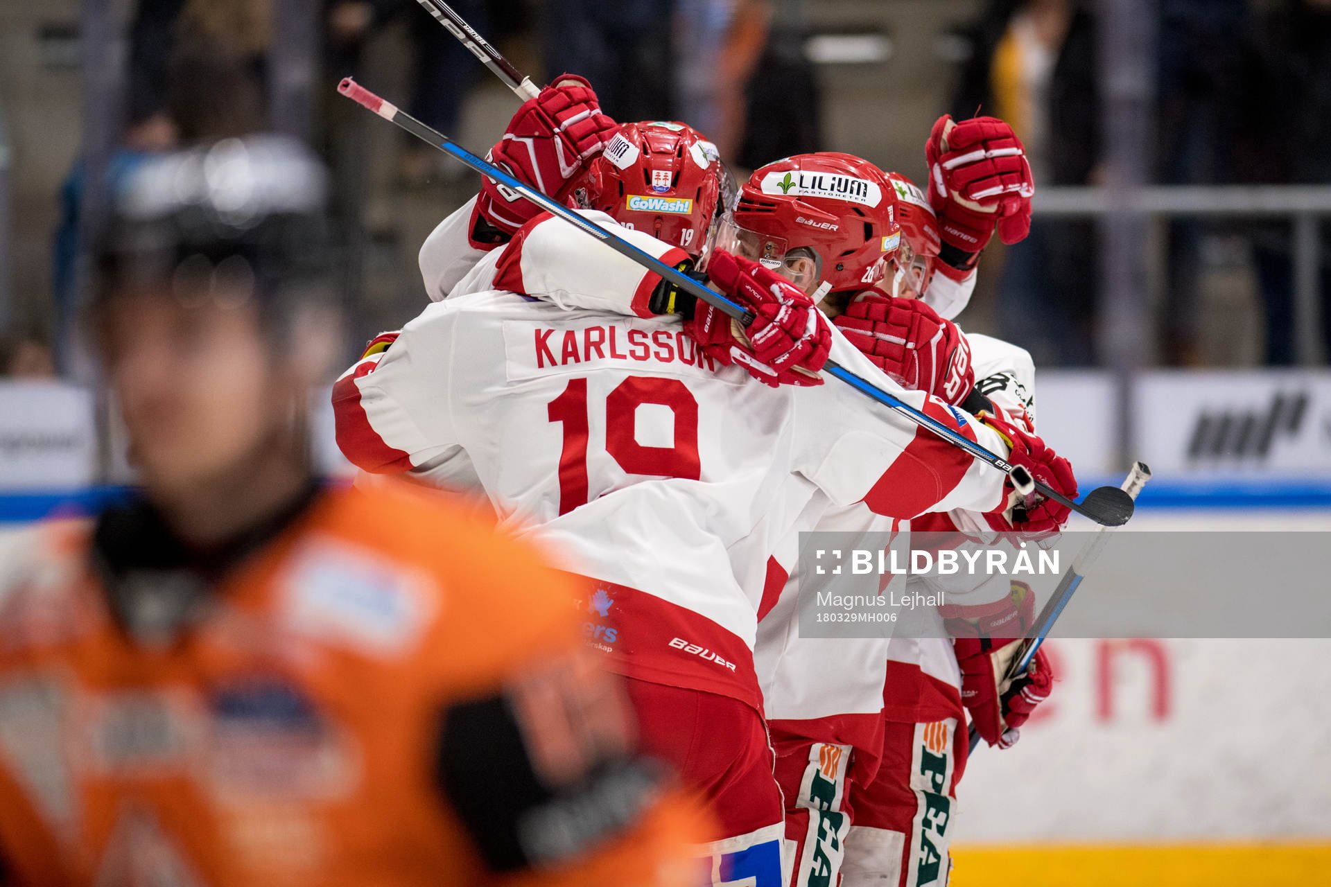 Timrås Erik Karlsson jublar med lagkamrater