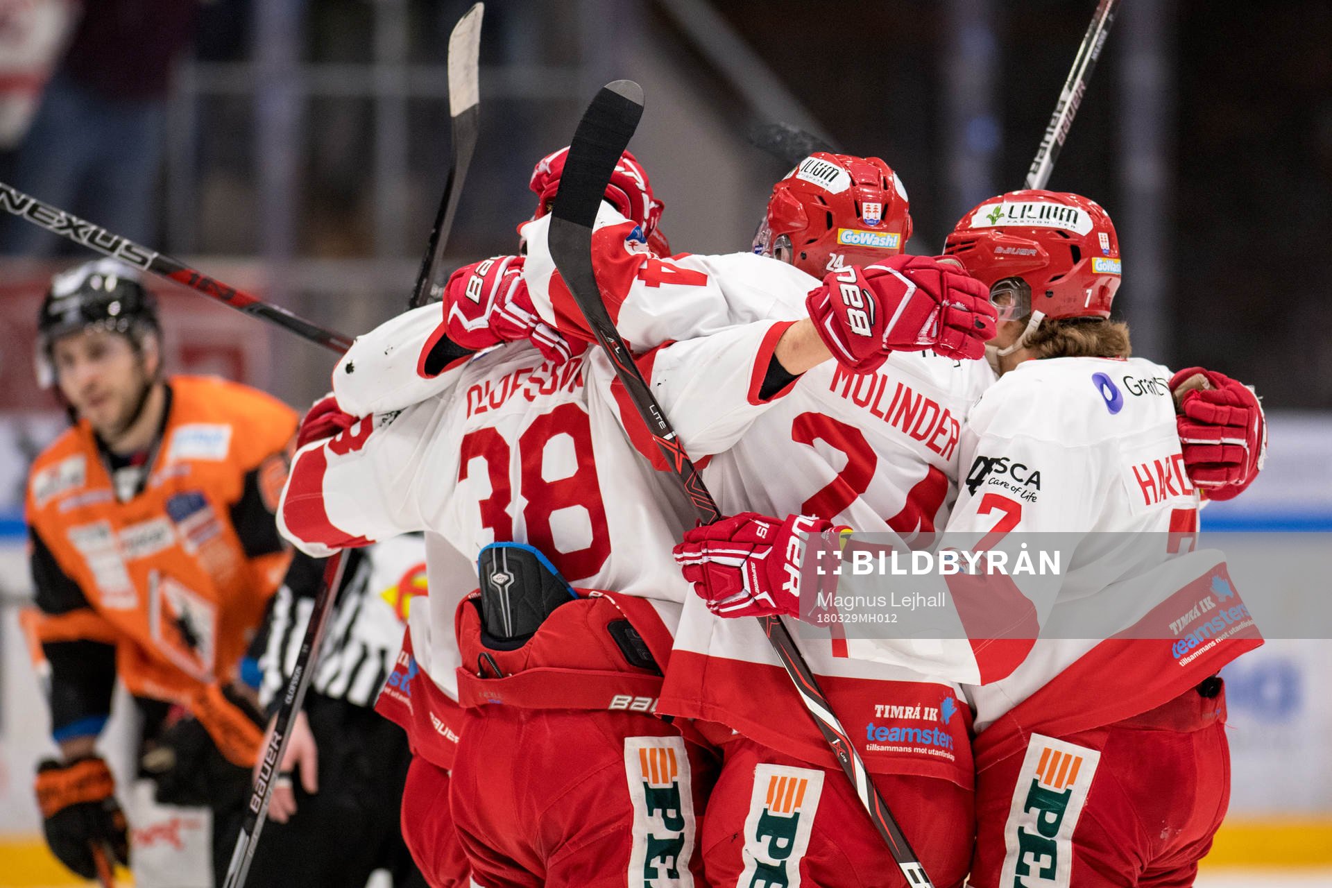 Timrås Jacob Olofsson jublar med lagkamrater