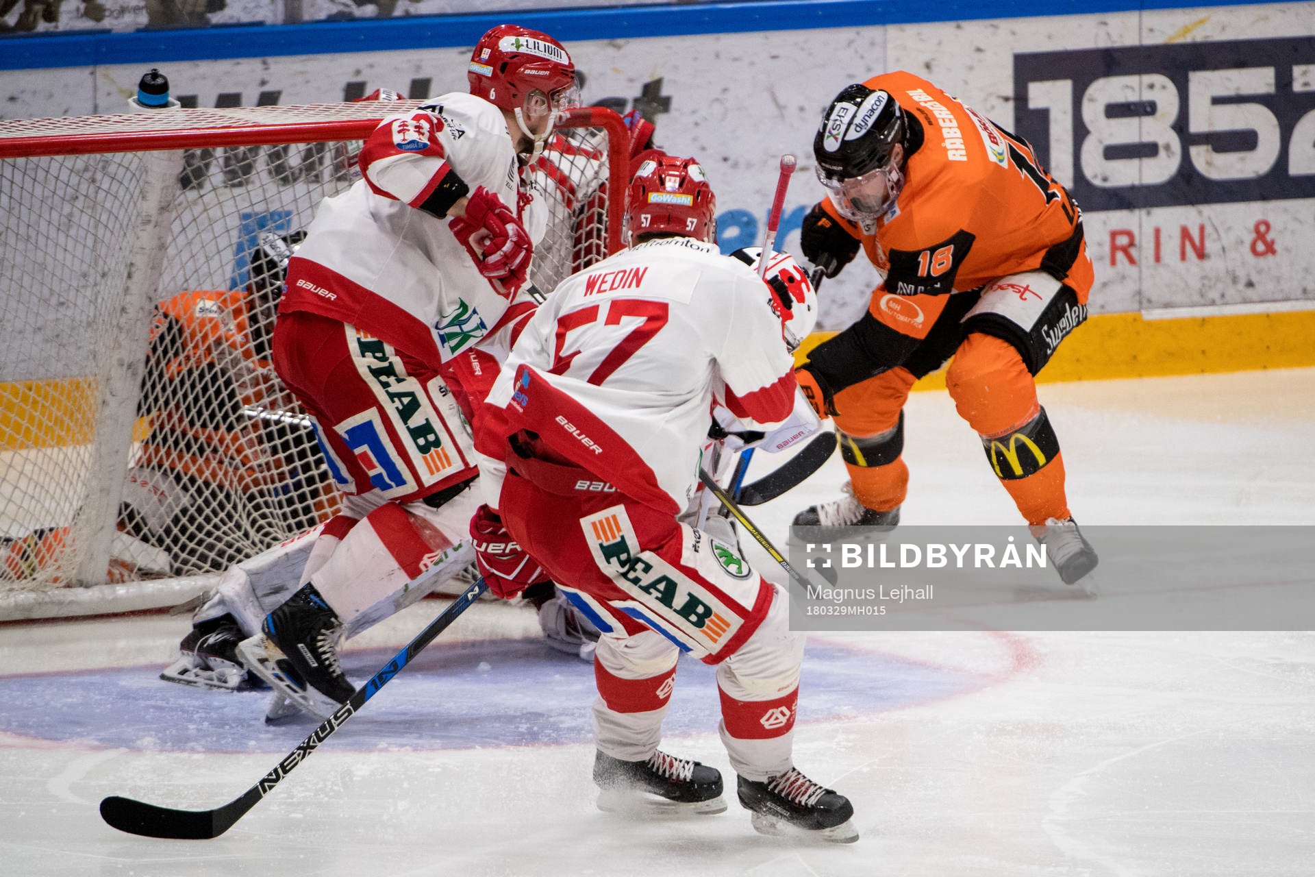 Karlskronas Emil Larsson och Timrås målvakt Henrik