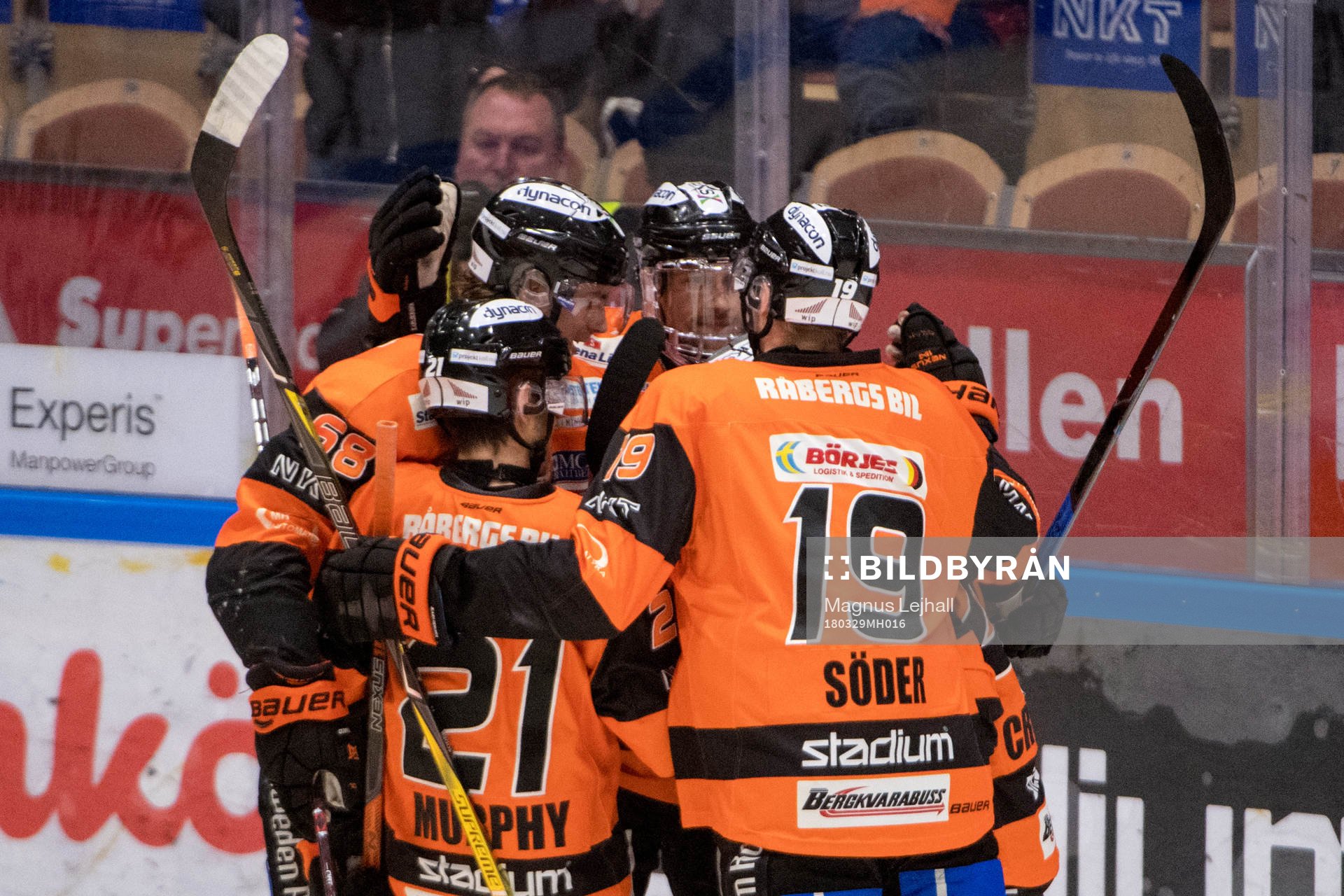 Karlskronas Emil Larsson jublar med lagkamrater
