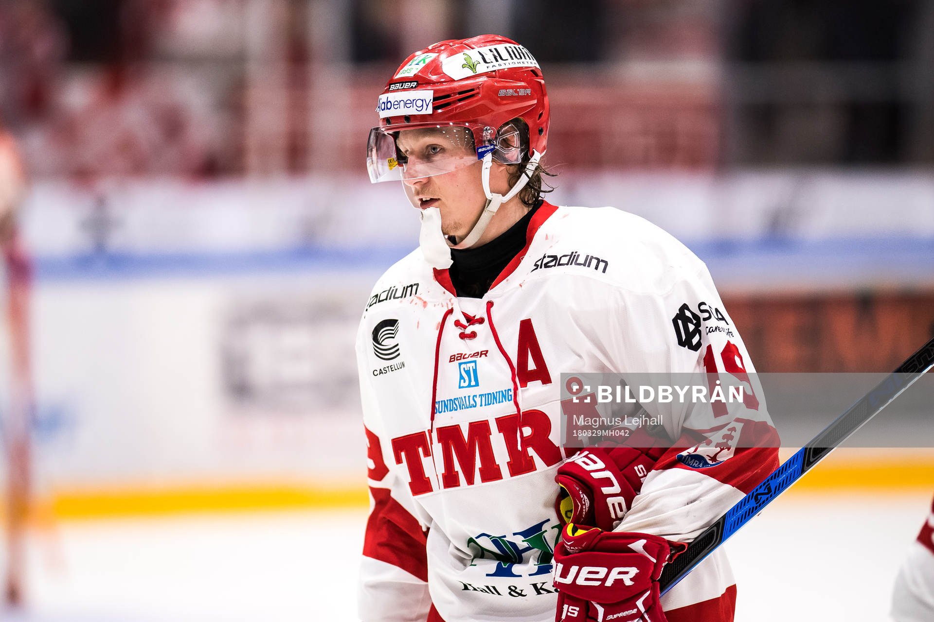 Timrås Erik Karlsson  med löst plåster på hakan
