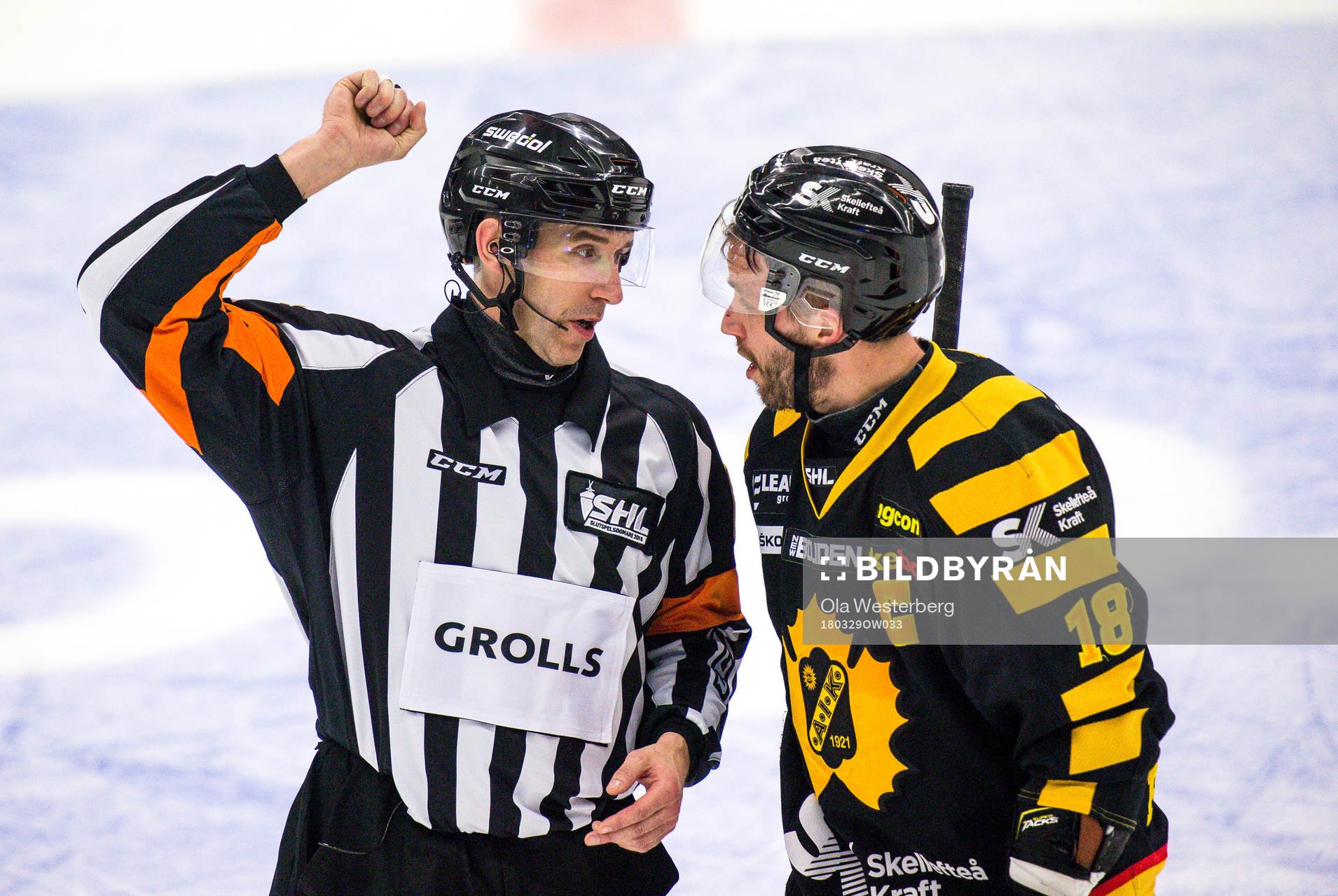 Skellefteås Pontus Petterström pratar med domare Linus