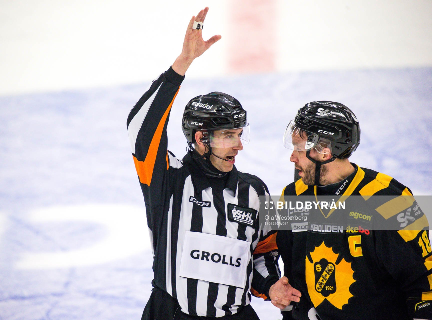 Skellefteås Pontus Petterström pratar med domare Linus