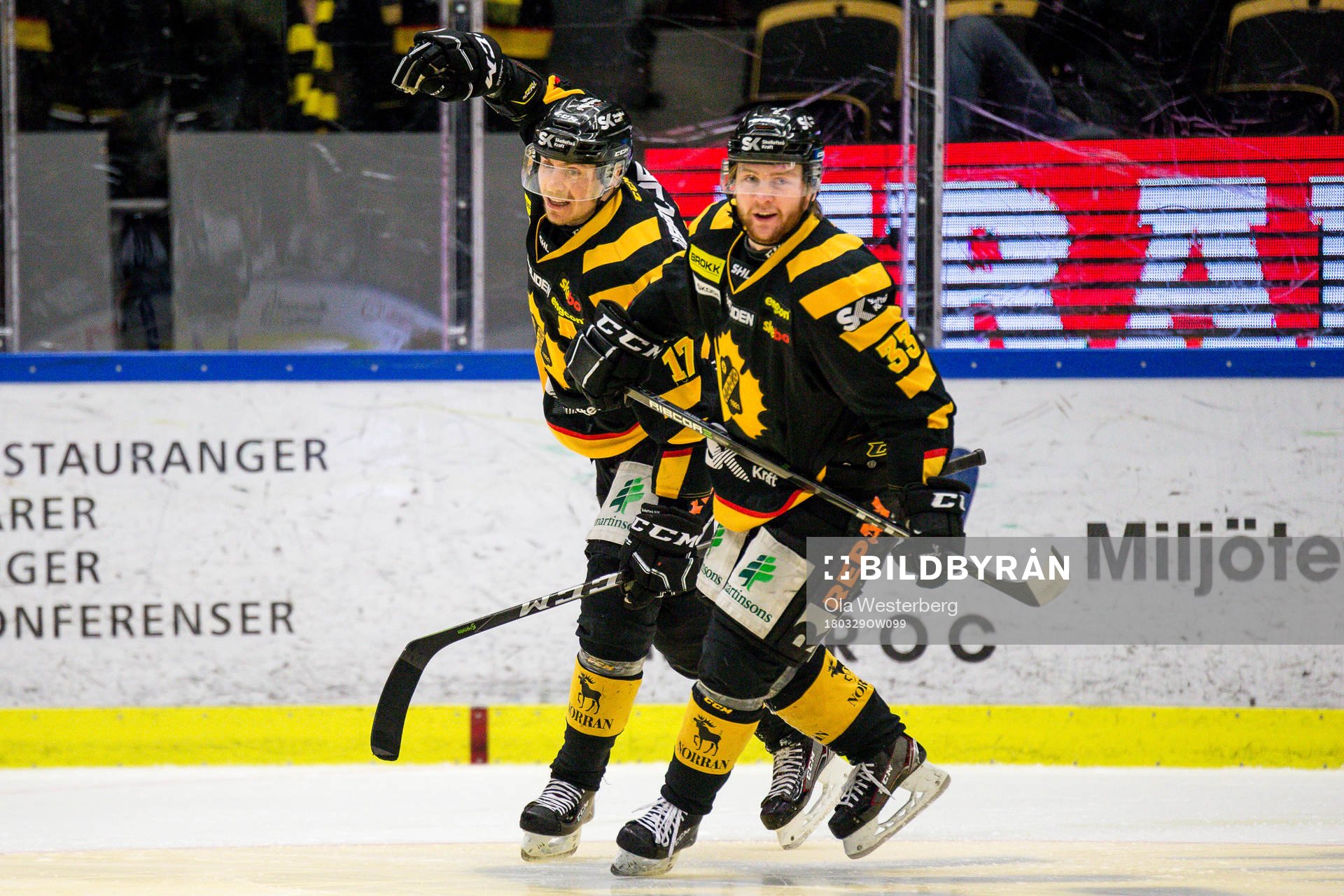 Skellefteås Pär Lindholm och Sebastian Ohlsson jublar