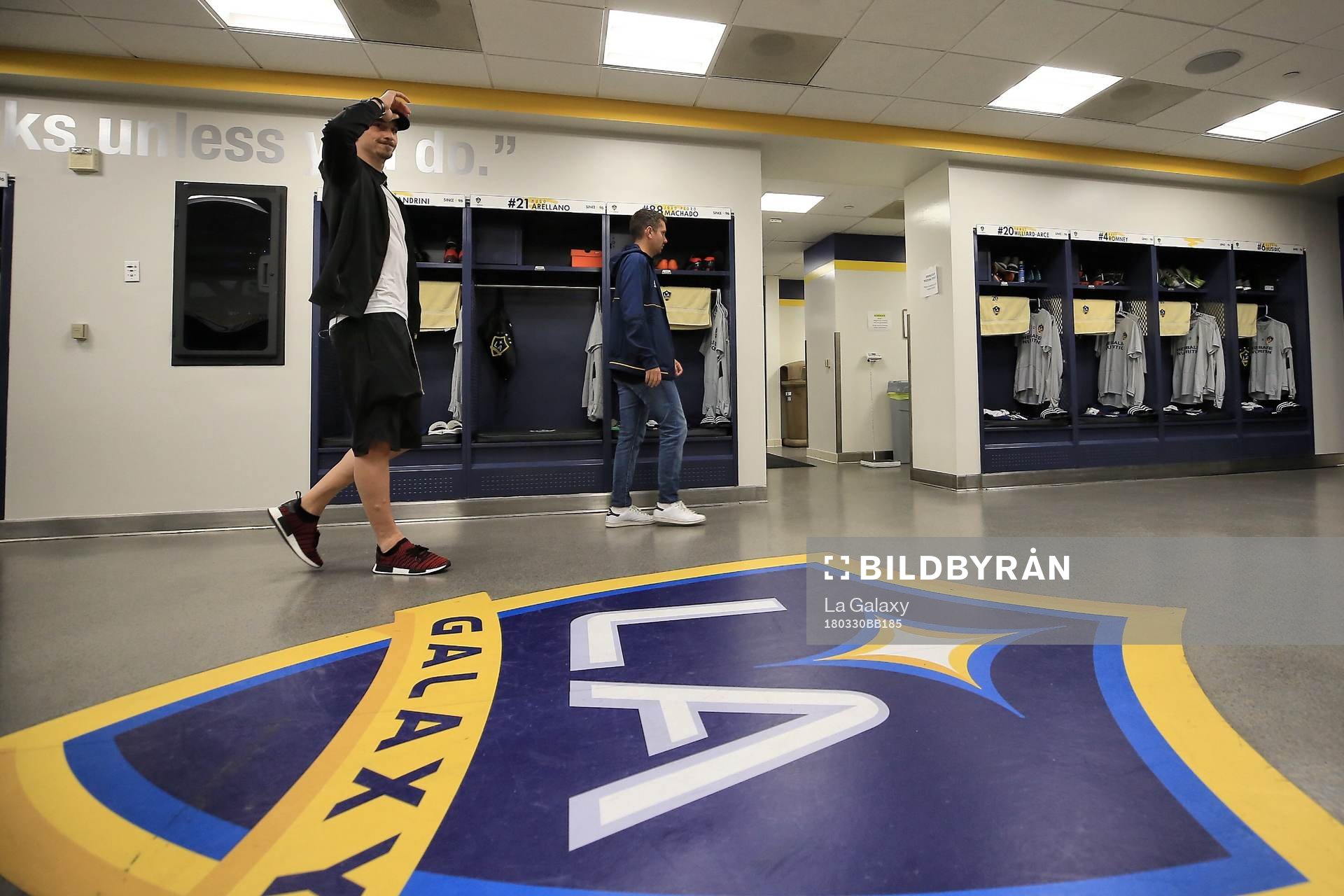 I denna handoutbild från LA Galaxy ses Zlatan Ibrahimovic anlända till omklädningsrummet och sin första träning med MLS-laget LA Galaxy den 30 mars 2018 i Los Angeles.