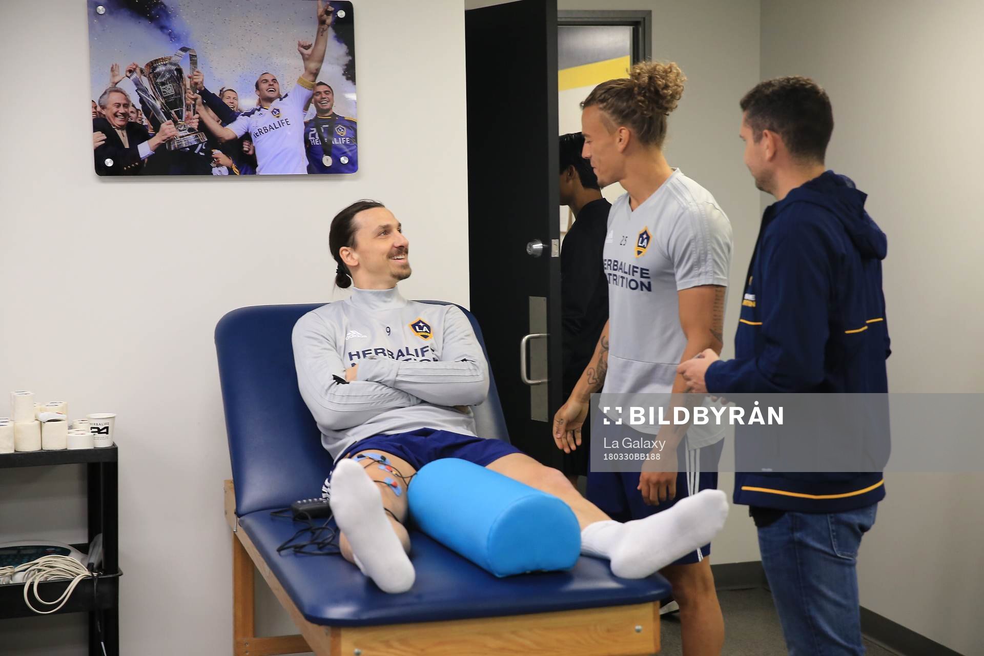 I denna handoutbild från LA Galaxy ses Zlatan Ibrahimovic och Rolf Feltscher i samband med hans första träning med MLS-laget LA Galaxy den 30 mars 2018 i Los Angeles.