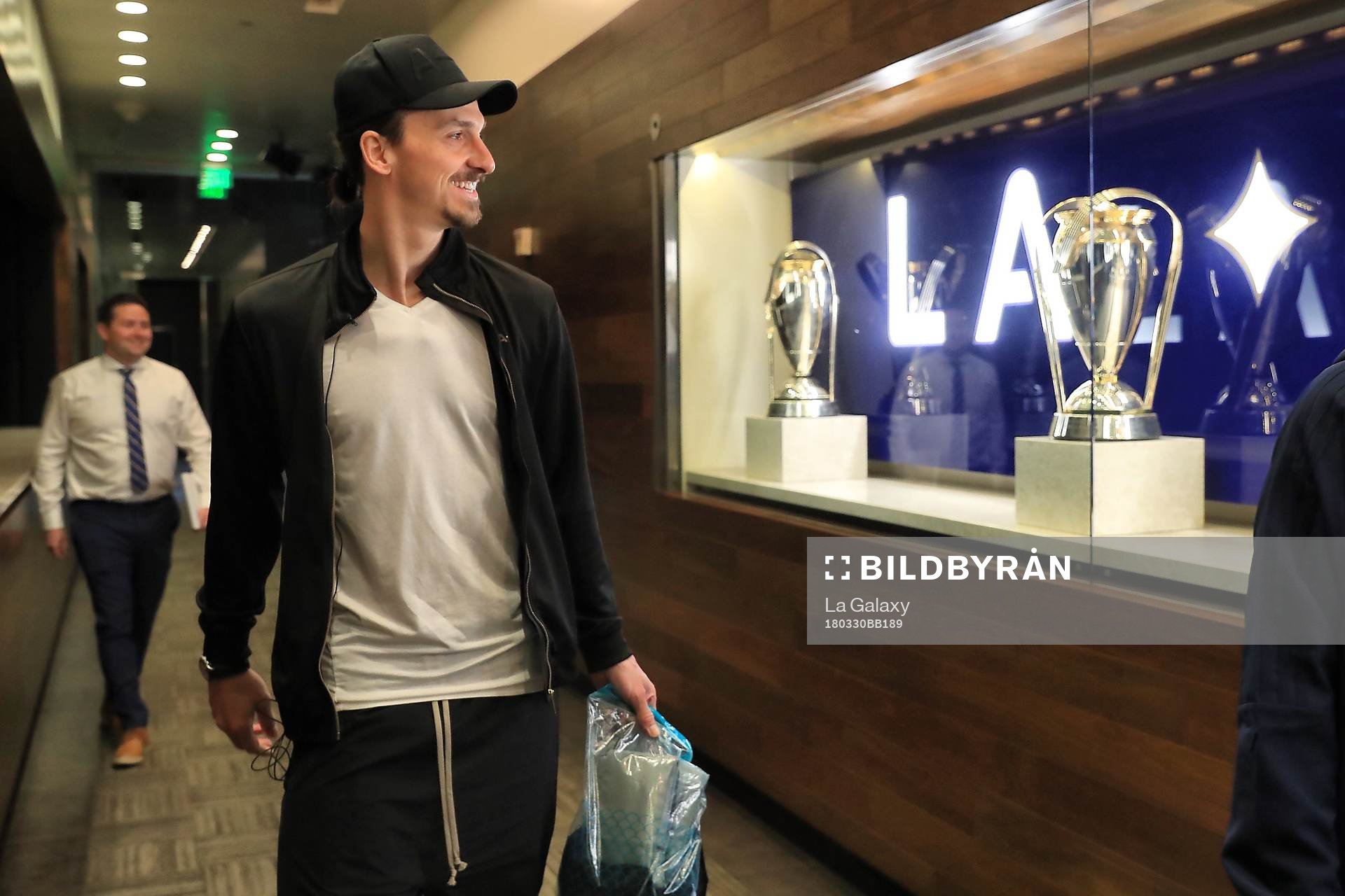 I denna handoutbild från LA Galaxy ses Zlatan Ibrahimovic anlända till arenan och sin första träning med MLS-laget LA Galaxy den 30 mars 2018 i Los Angeles.
