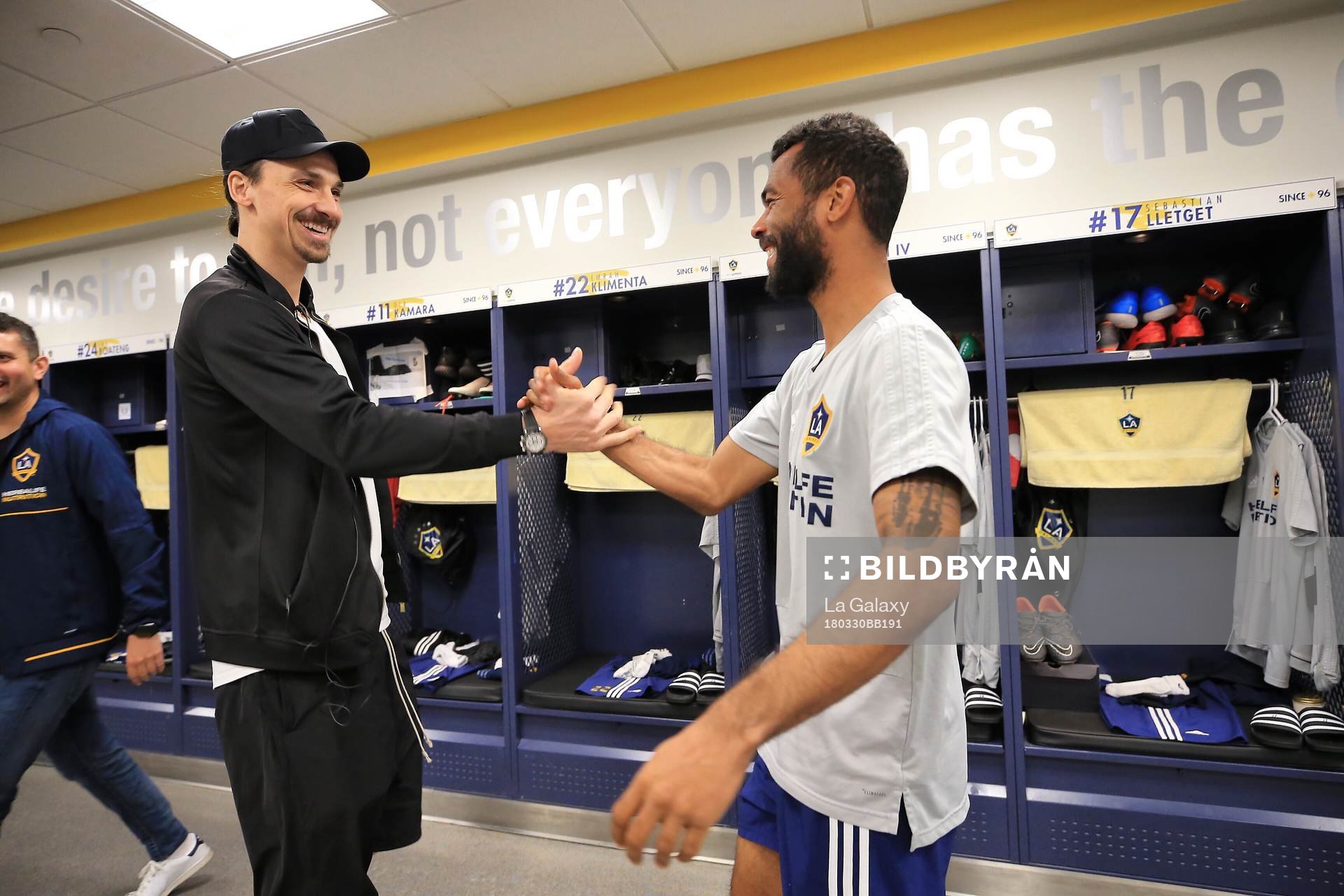 I denna handoutbild från LA Galaxy ses Zlatan Ibrahimovic hälsa på Ashley Cole i samband med sin första träning med MLS-laget LA Galaxy den 30 mars 2018 i Los Angeles.