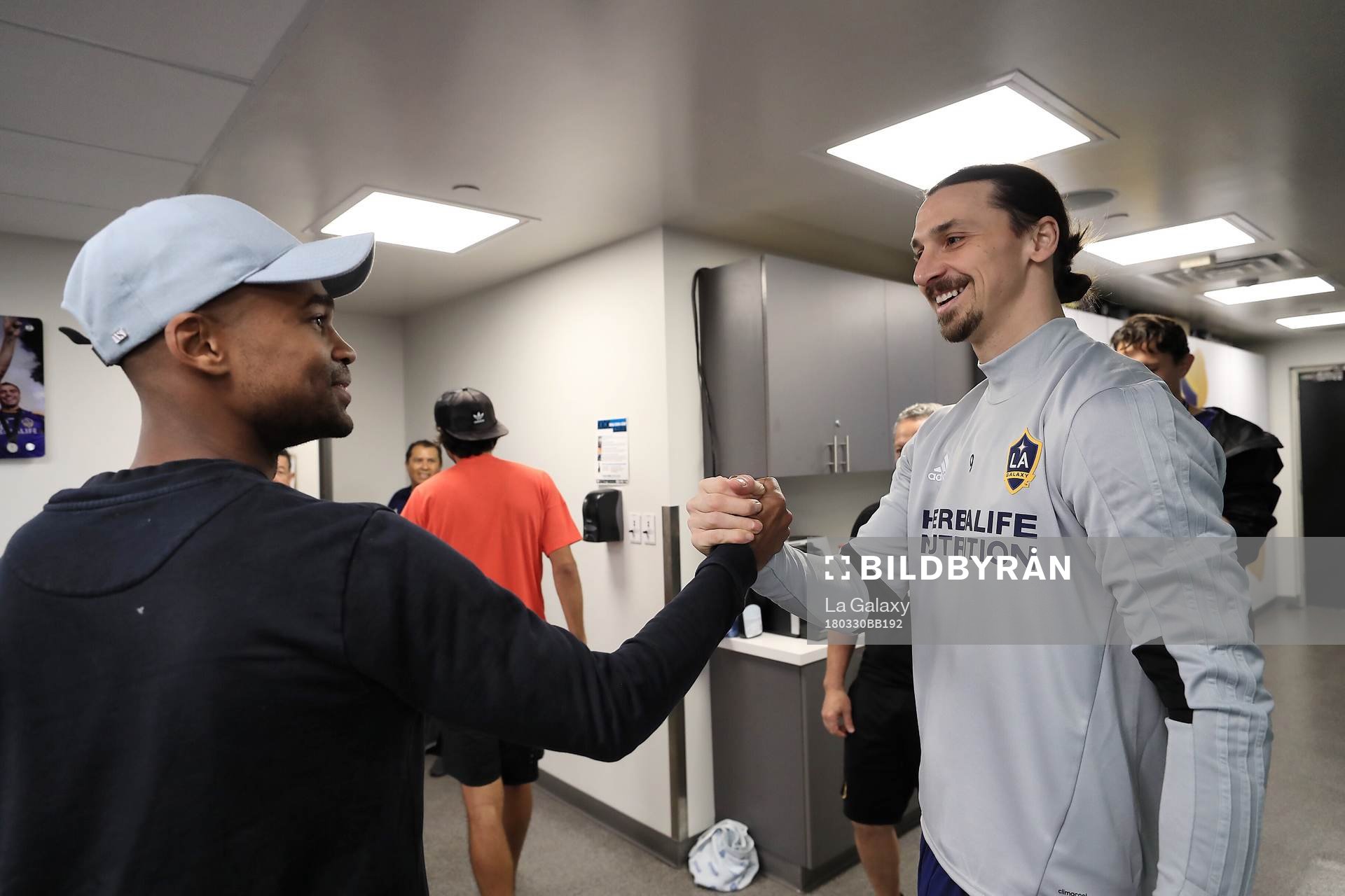 I denna handoutbild från LA Galaxy ses Ola Kamara hälsa på Zlatan Ibrahimovic i samband med hans första träning med MLS-laget LA Galaxy den 30 mars 2018 i Los Angeles.