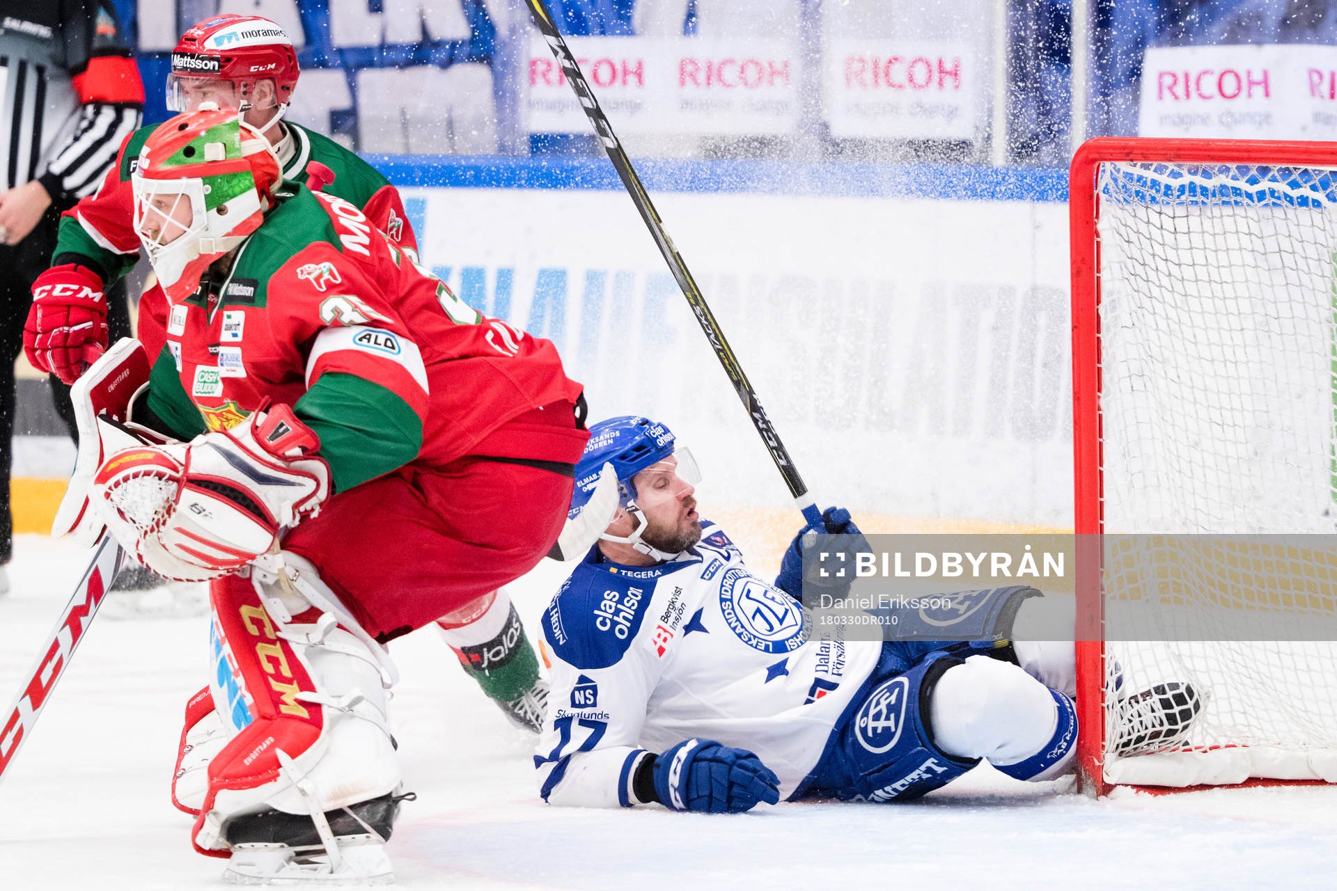 Leksands Jesper Ollas faller bakom Moras målvakt Christian