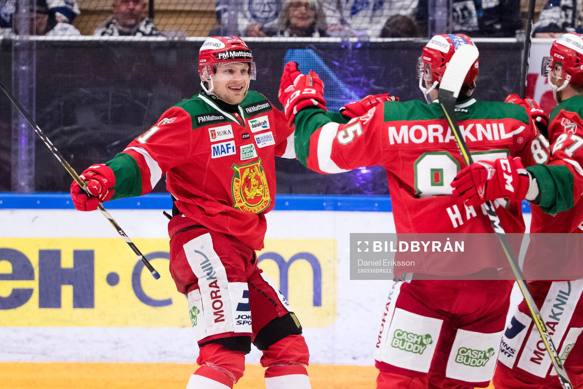 Moras Alexander Hilmerson jublar med Michael Haga och Matt