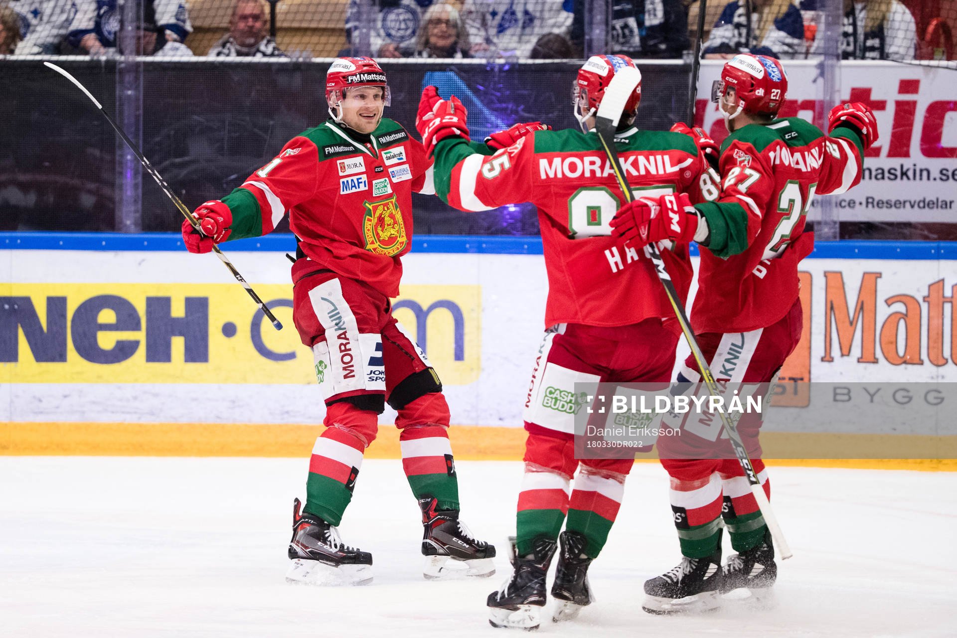 Moras Alexander Hilmerson jublar med Michael Haga och Matt