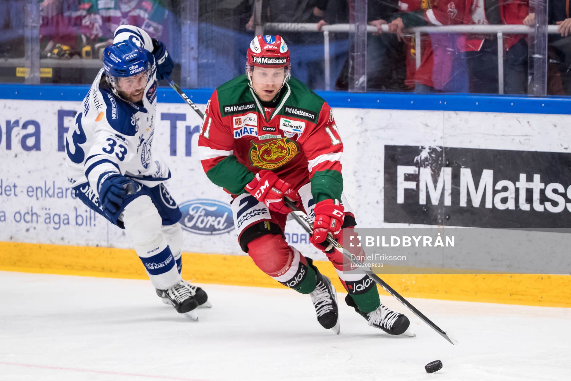 Leksands Anton Öhman jagar Moras Alexander Hilmerson  i