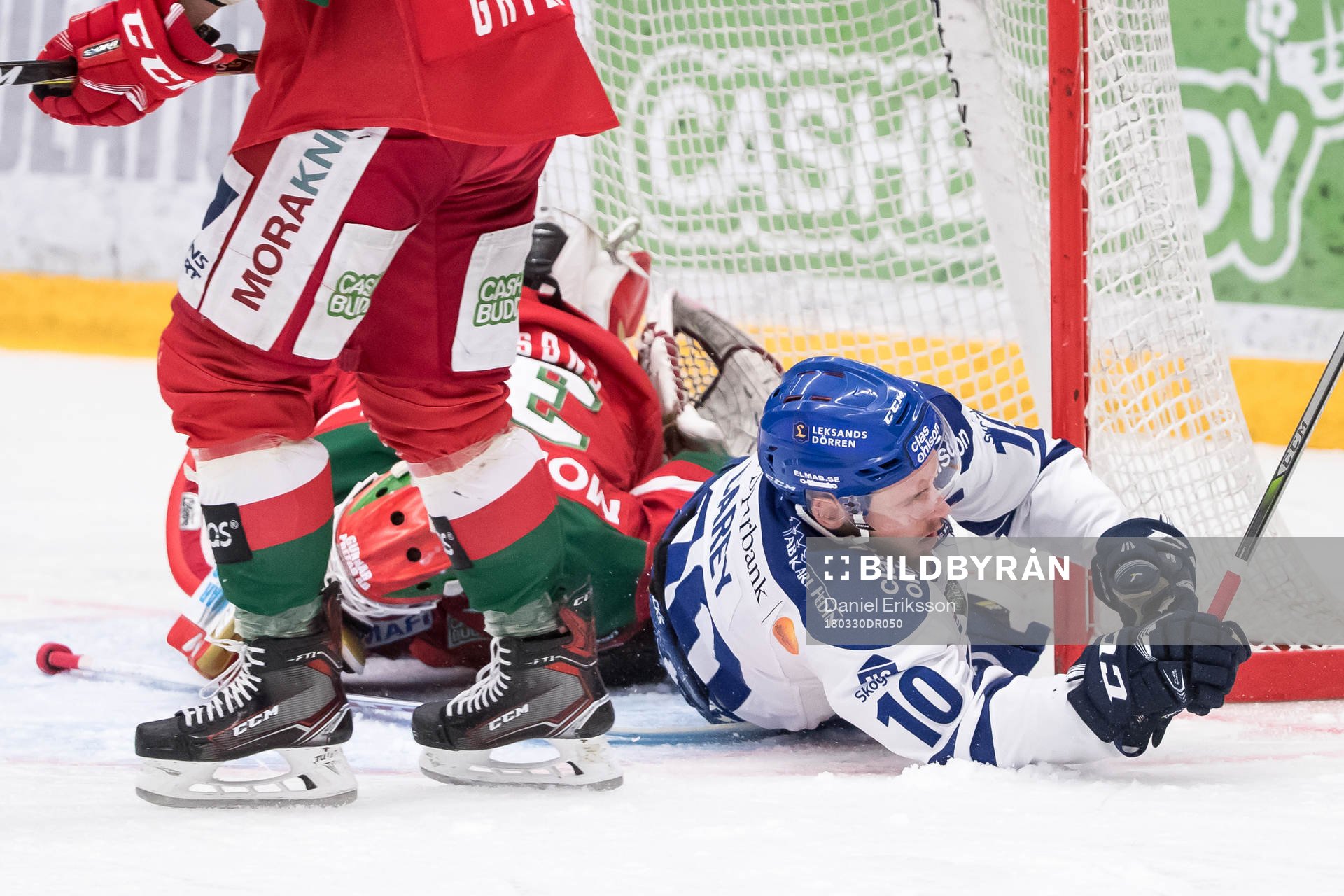 Leksands Matt Carey faller på Moras målvakt Christian