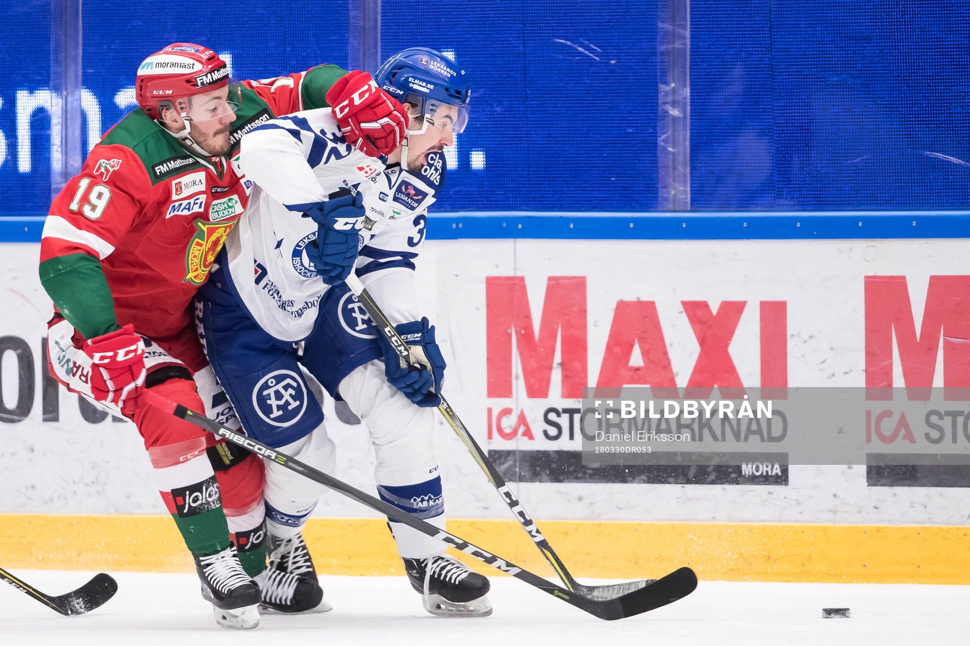 Moras John Persson och Leksands Patrick McNally  i