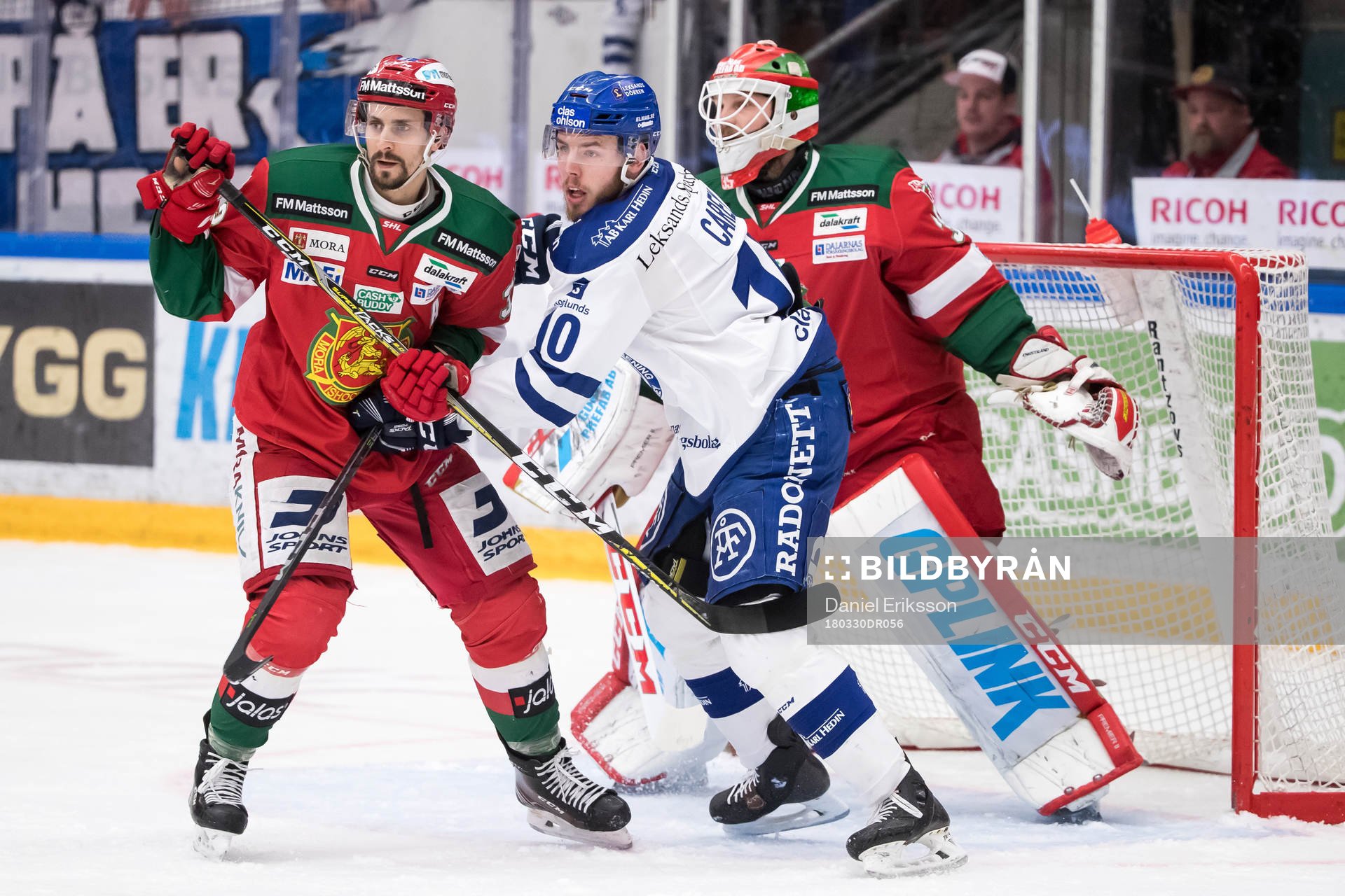 Moras Daniel Grillfors och Leksands Matt Carey framför