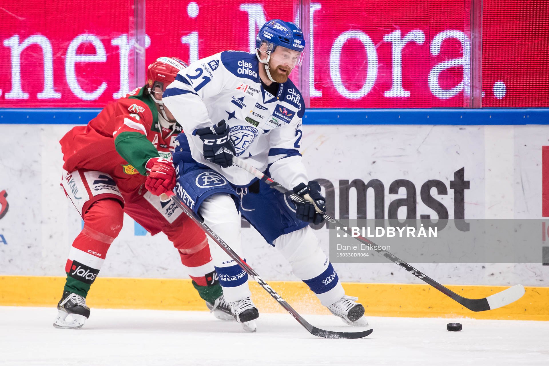Moras Brandon Gormley och Leksands Mattias Ritola  i