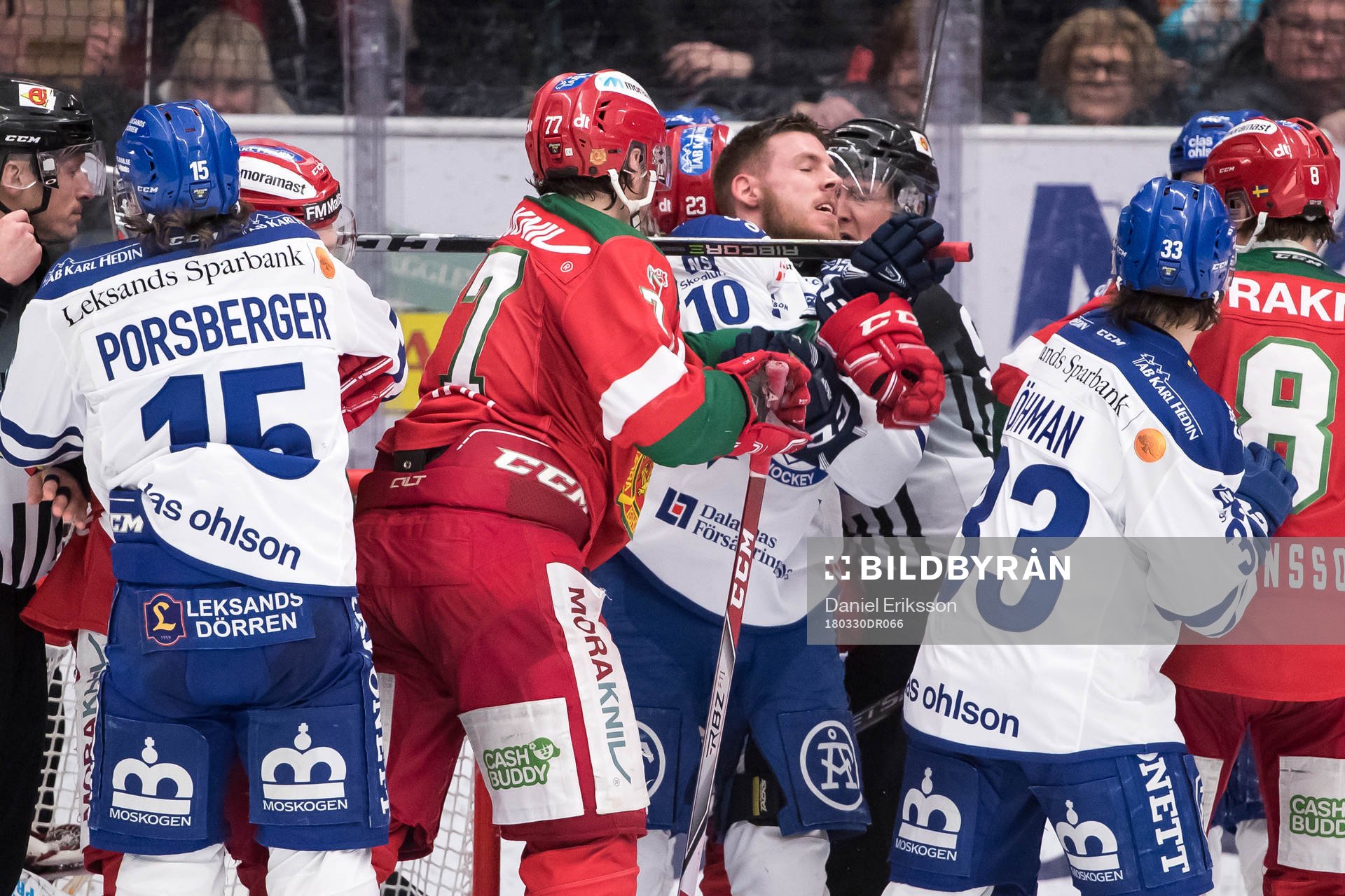 Moras Keaton Ellerby och Leksands Matt Carey  i