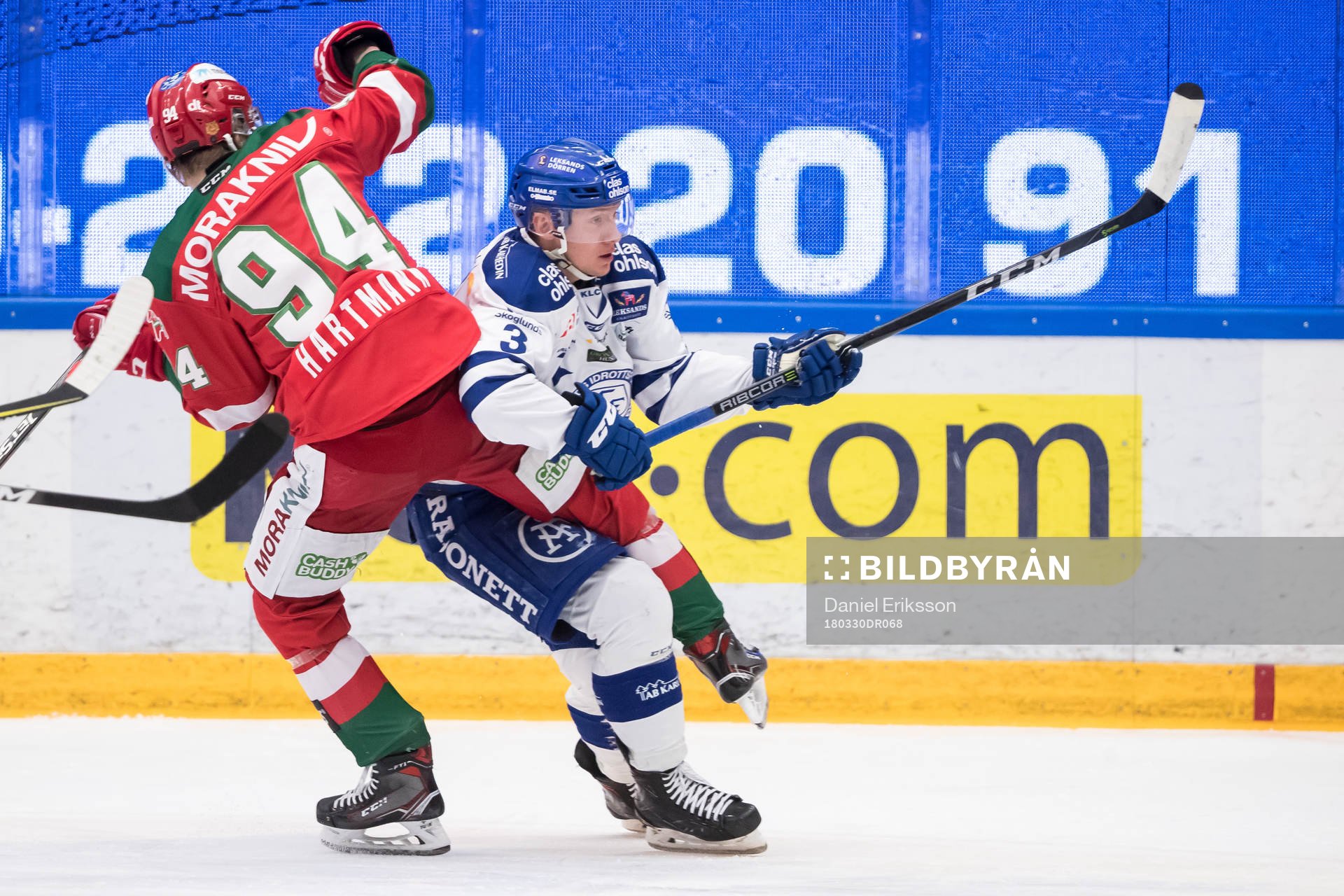 Moras Sebastian Hartmann och Leksands Daniel Bertov  i
