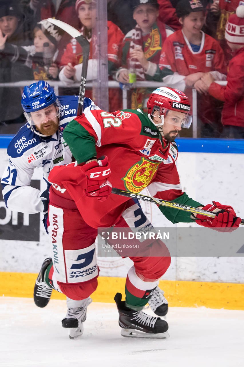 Leksands Mattias Ritola jagar Moras Daniel Grillfors  i