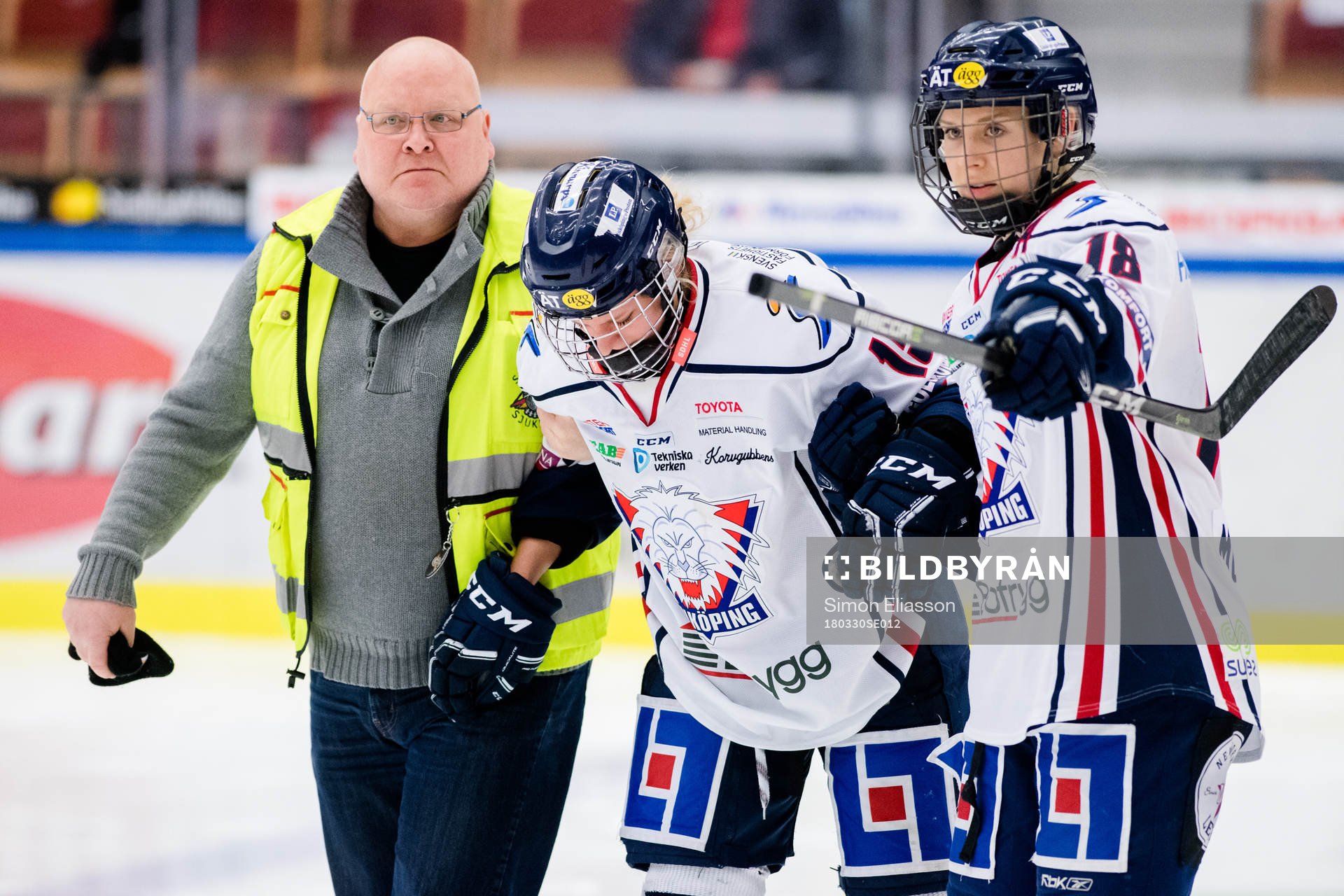 Linköpings Lara Stalder lämnar isen skadad
