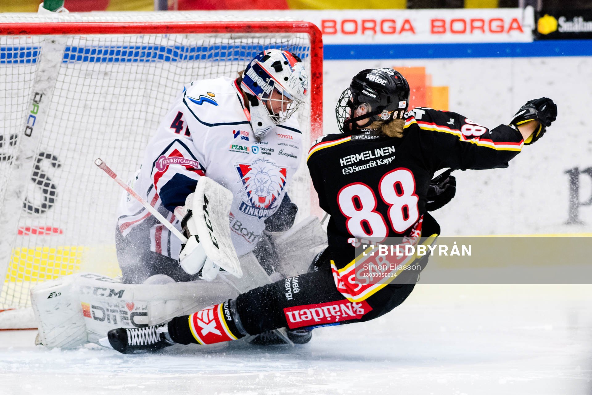 Luleås Ronja Savolainen krockar med Linköpings målvakt