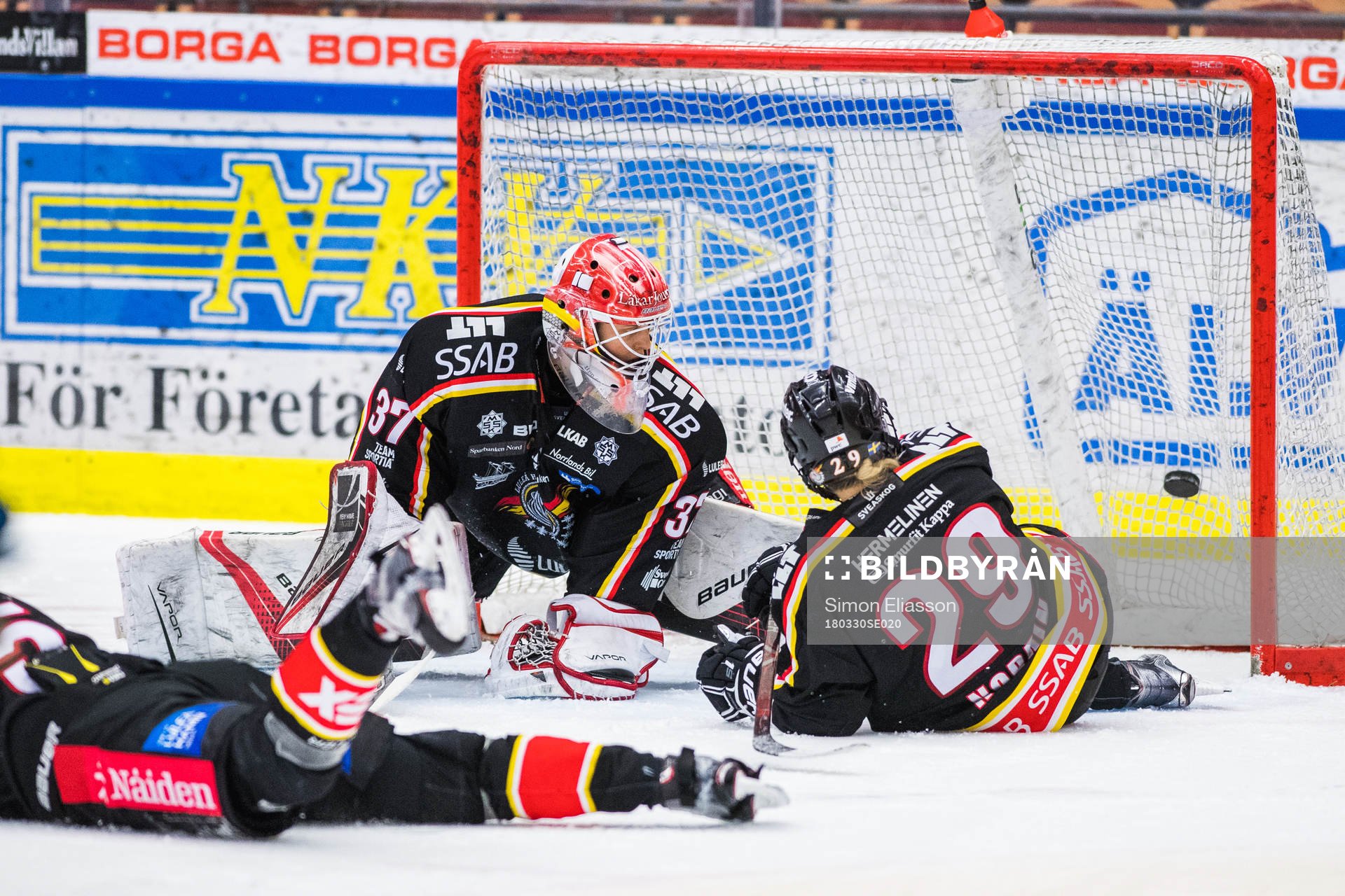 Linköpings Lara Stalder (ej i bild) gör 0-1 bakom Luleås