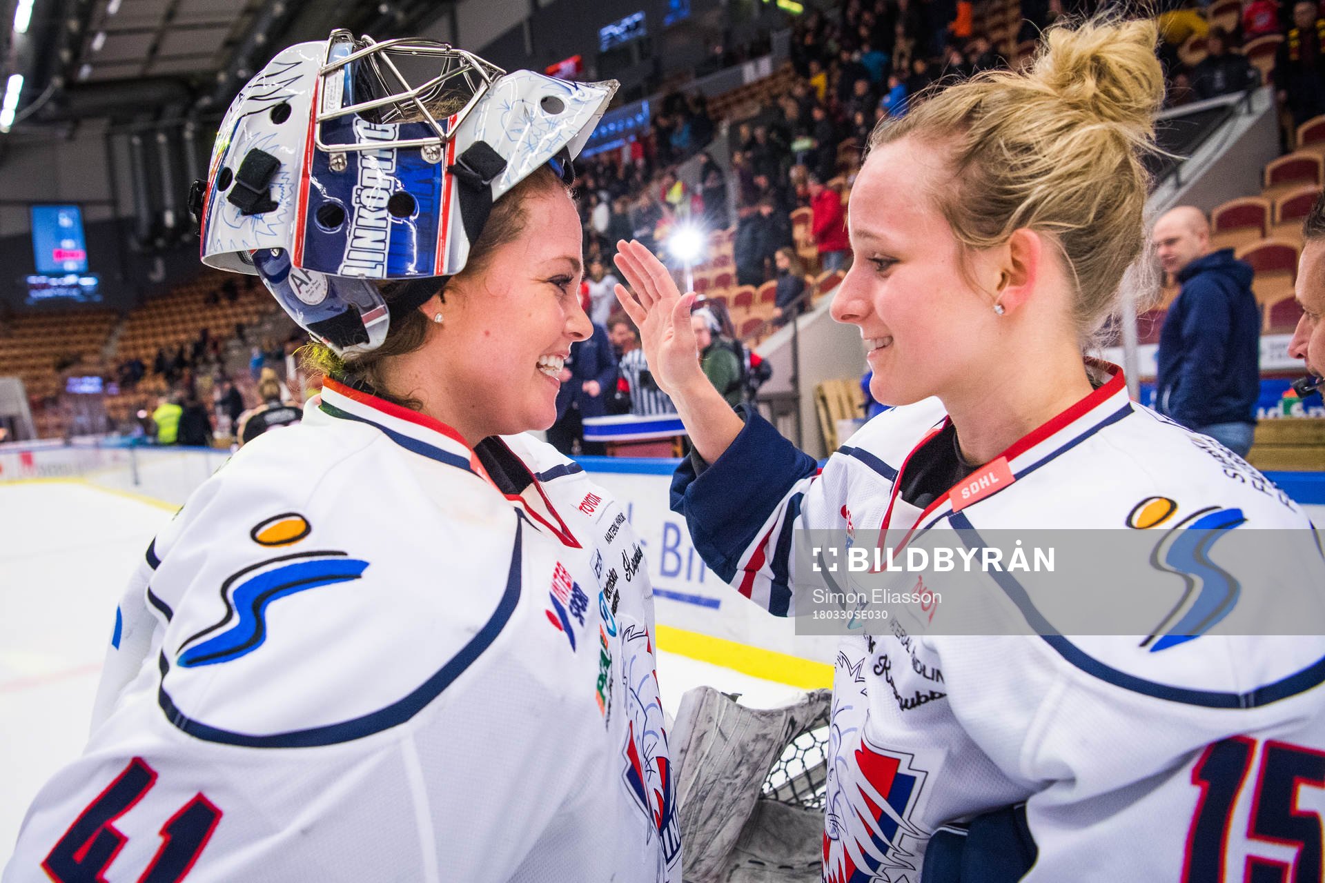 Linköpings målvakt Florence Schelling och Lara Stalder
