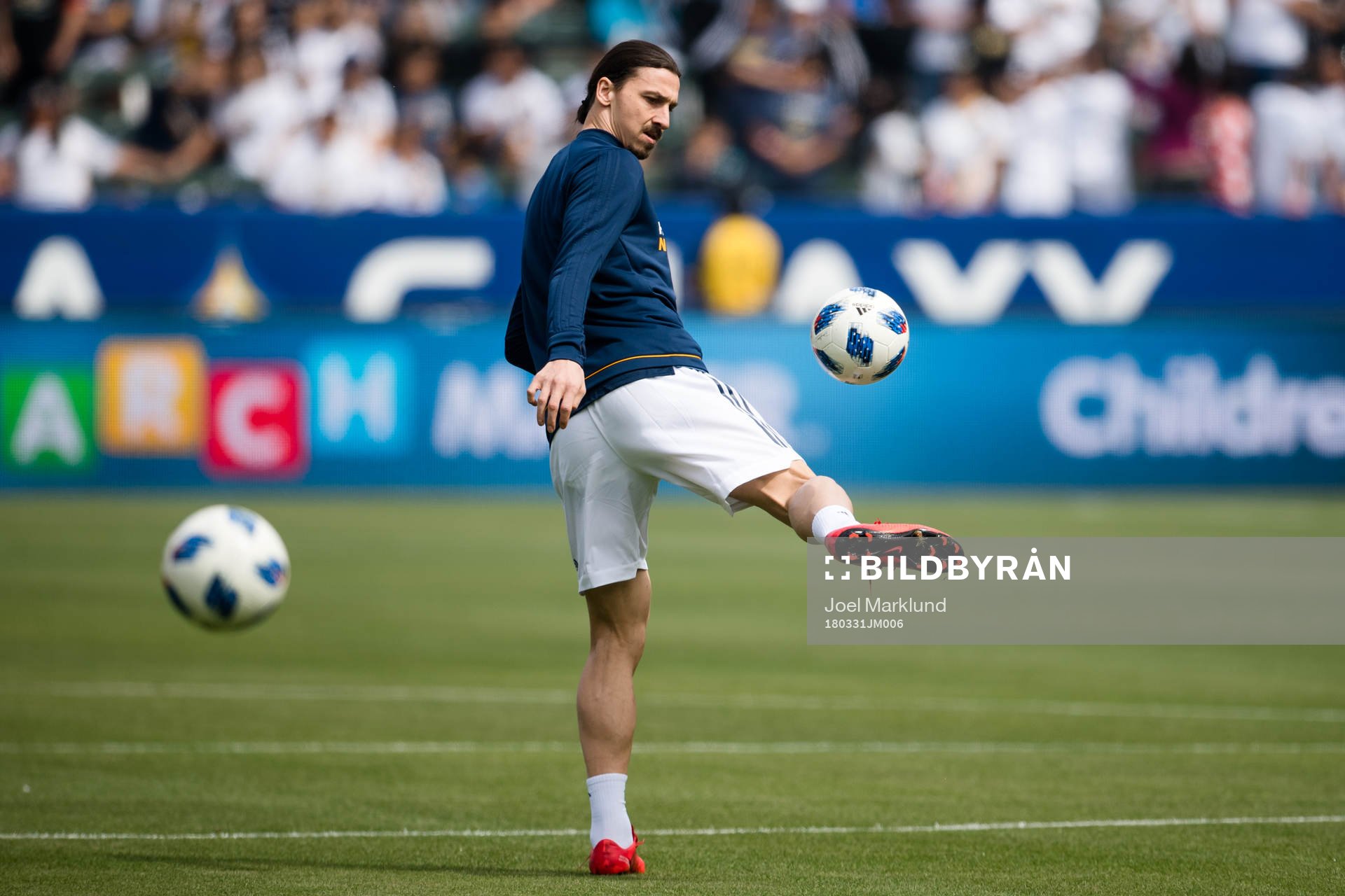 LA Galaxys Zlatan Ibrahimovic värmer upp före