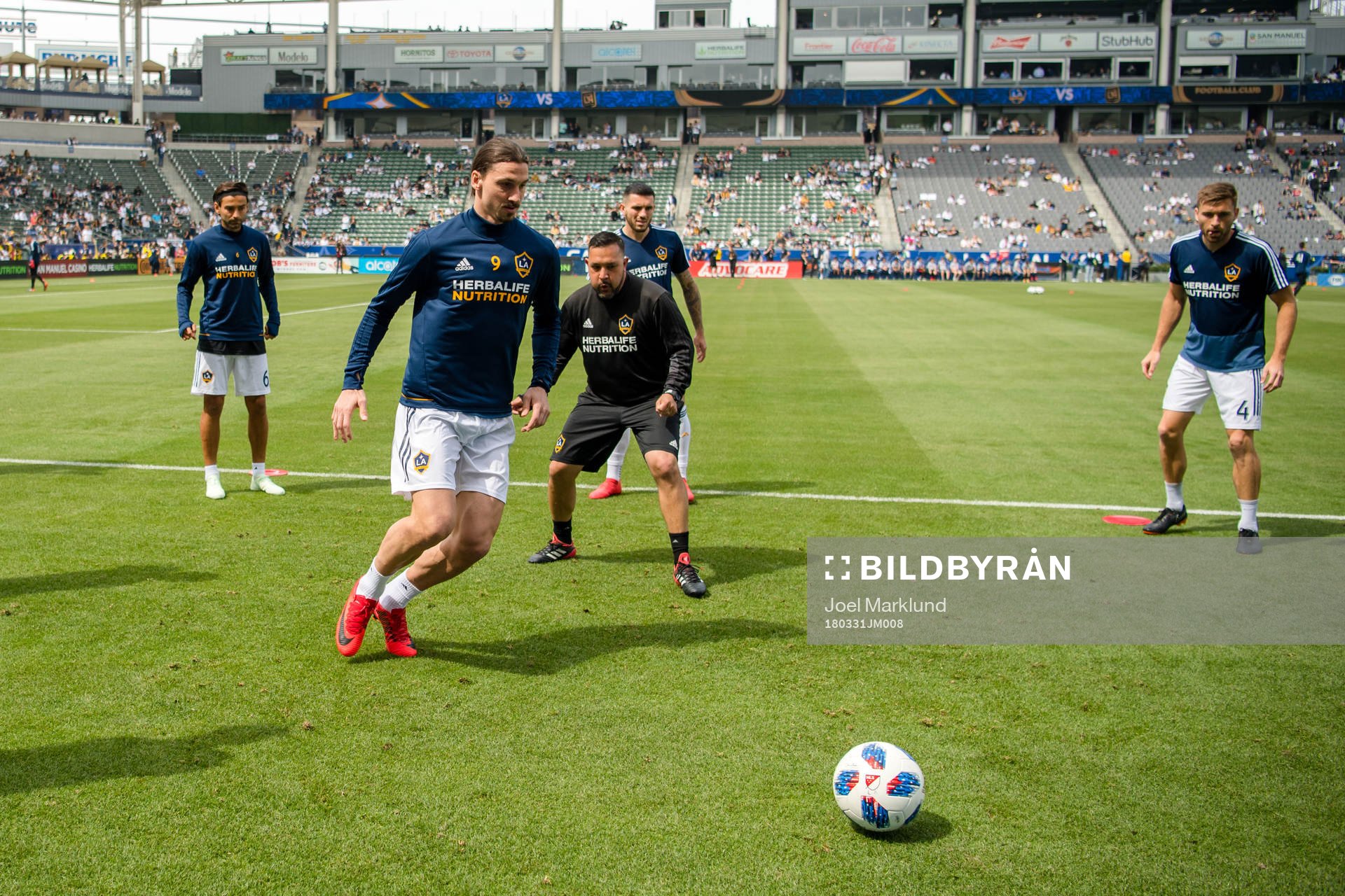 LA Galaxys Zlatan Ibrahimovic värmer upp före