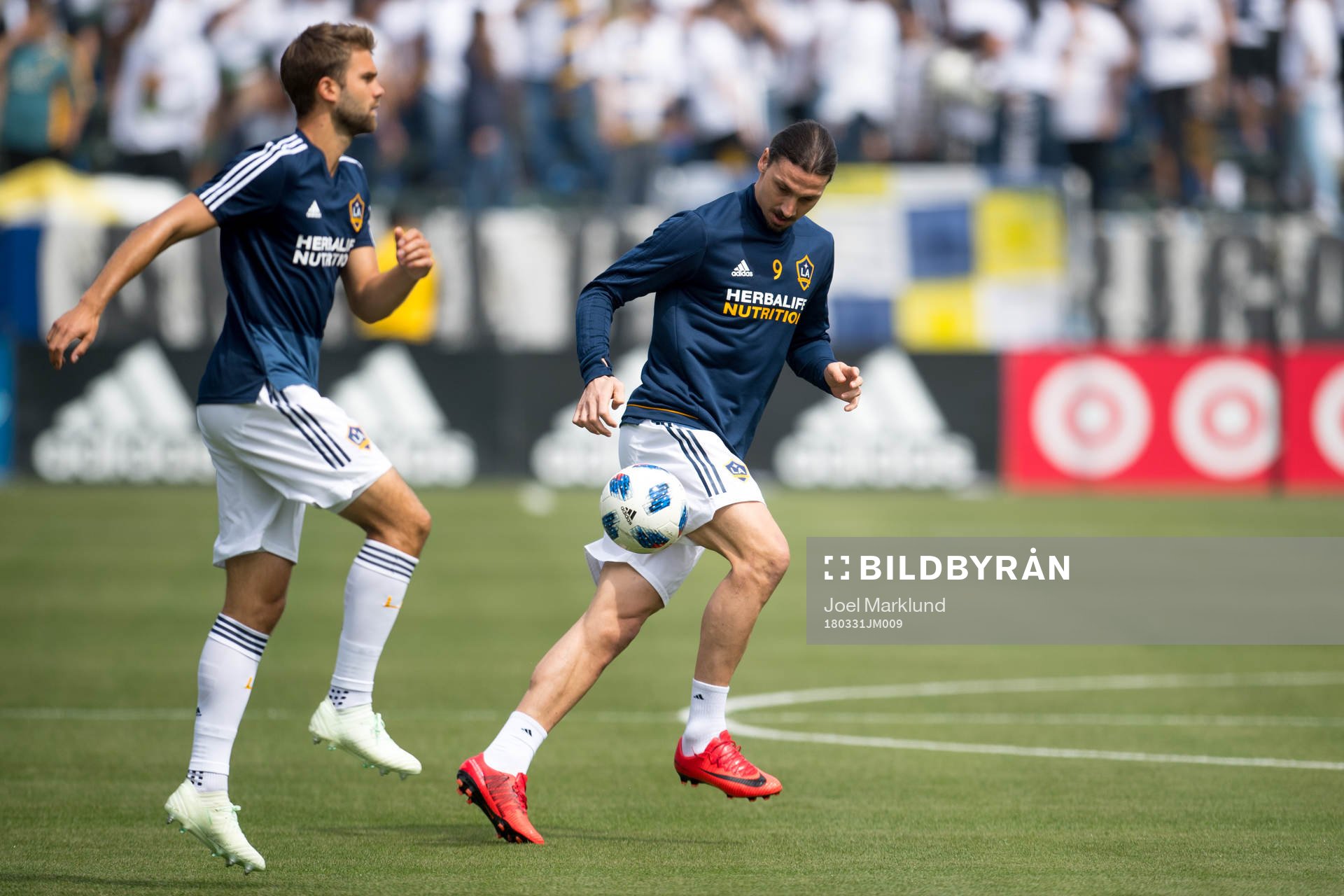 LA Galaxys Jörgen Skjelvik och Zlatan Ibrahimovic värmer