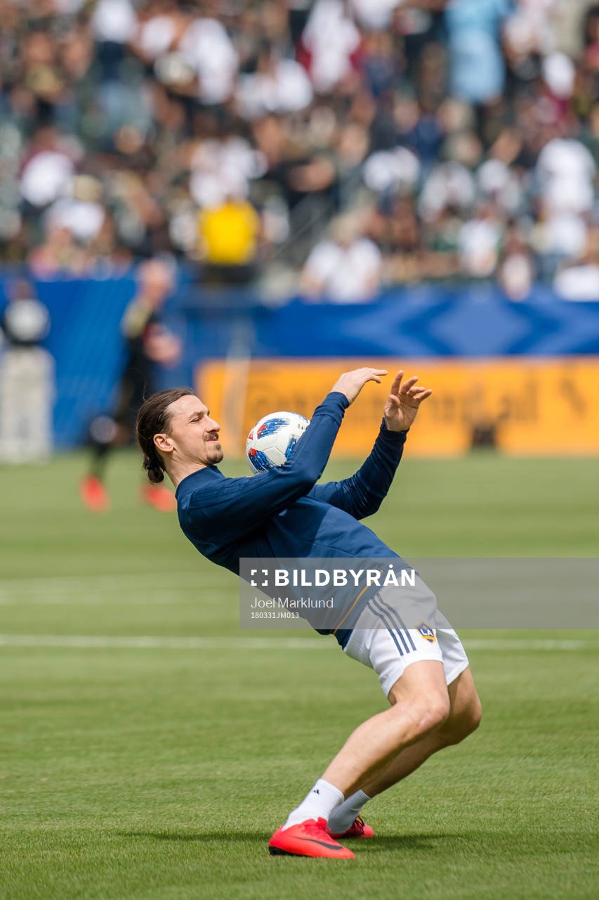 LA Galaxys Zlatan Ibrahimovic värmer upp före