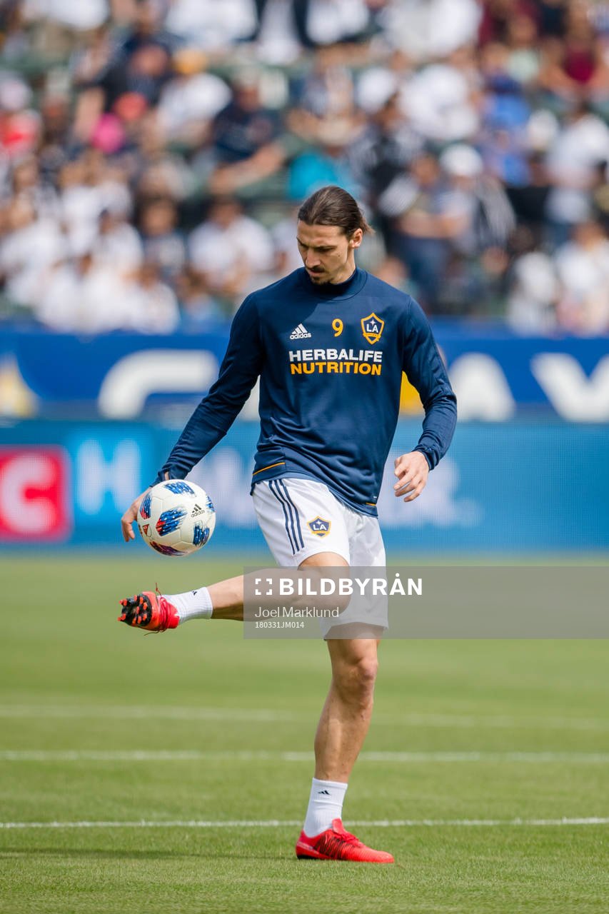 LA Galaxys Zlatan Ibrahimovic värmer upp före