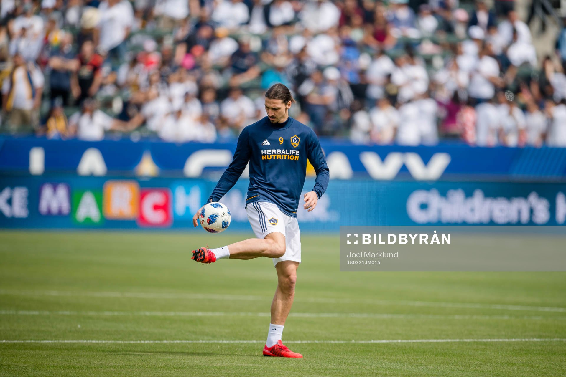 LA Galaxys Zlatan Ibrahimovic värmer upp före