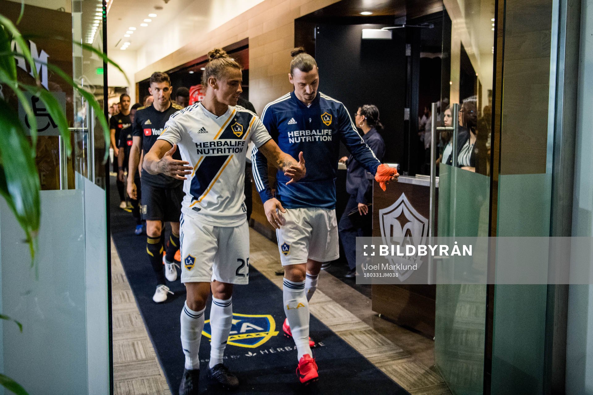 LA Galaxys Rolf Feltscher och Zlatan Ibrahimovic före