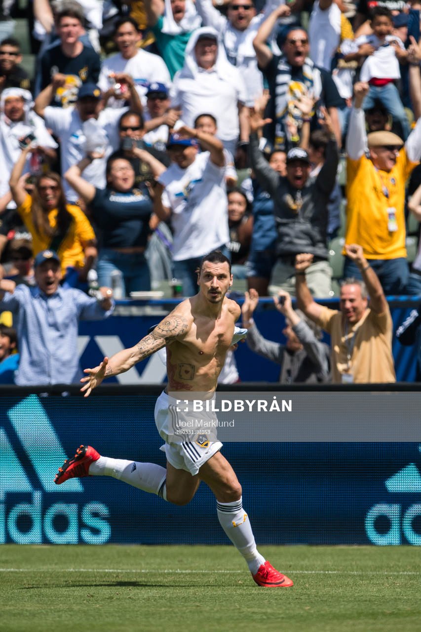LA Galaxys Zlatan Ibrahimovic jublar