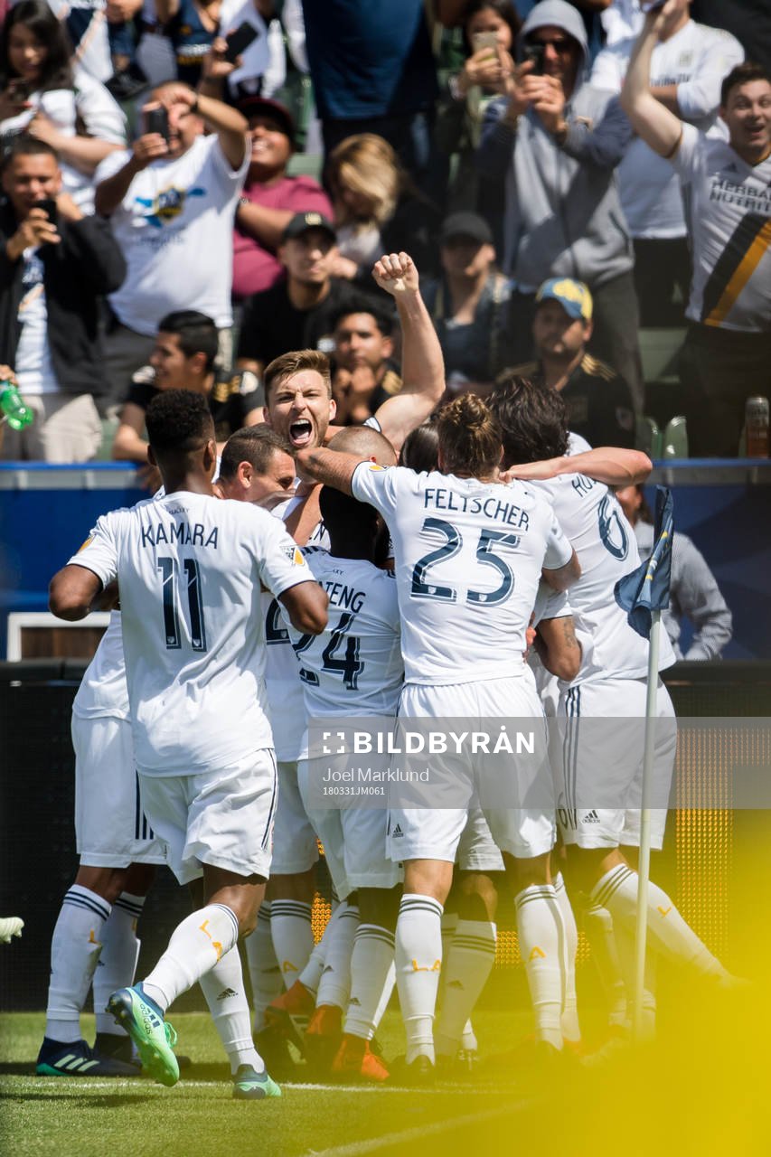 LA Galaxys spelare jublar med Zlatan Ibrahimovic efter 4-3 under  fotbollsmatchen i MLS mellan LA Galaxy och Los Angeles FC den 31 mars 2018 i Los Angeles.