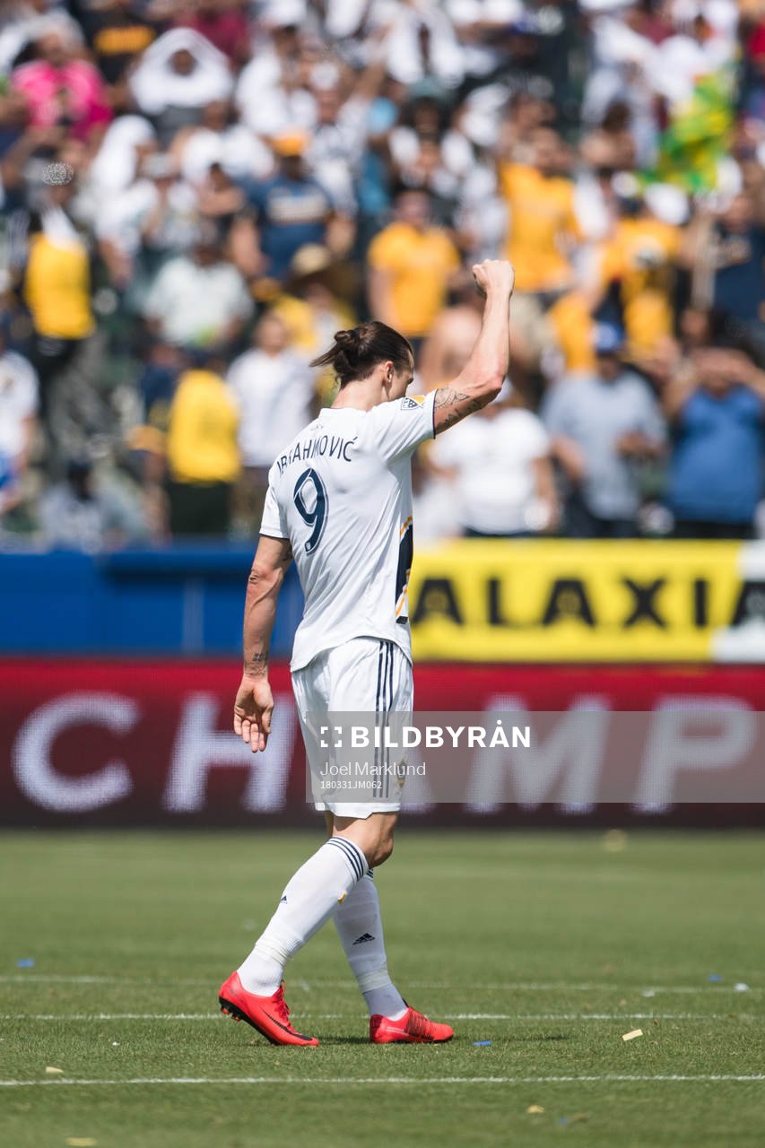 LA Galaxys Zlatan Ibrahimovic jublar