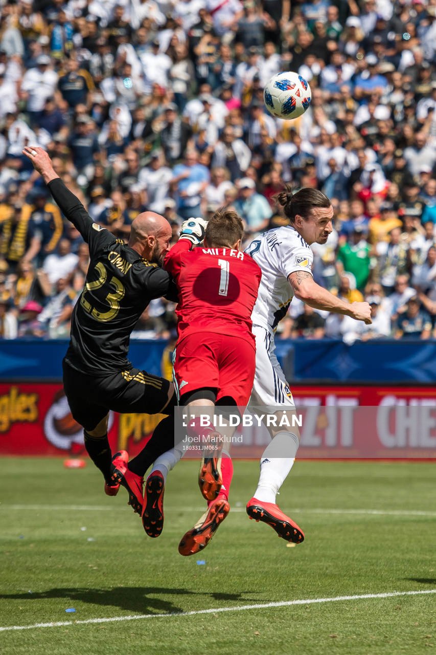 LA Galaxys Zlatan Ibrahimovic gör 4-3 bakom Los Angeles FCs Laurent Ciman och målvakt Tyler Miller under fotbollsmatchen i MLS mellan LA Galaxy och Los Angeles FC den 31 mars 2018 i Los Angeles.