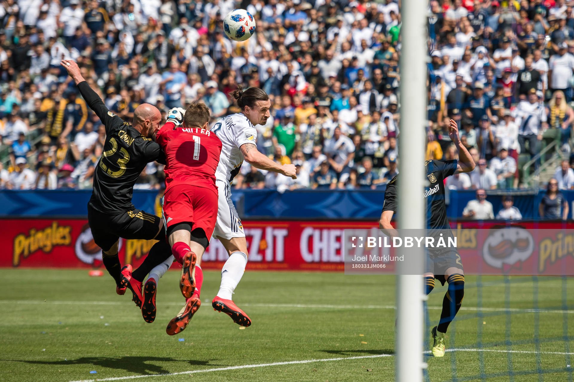 LA Galaxys Zlatan Ibrahimovic gör 4-3 bakom Los Angeles FCs Laurent Ciman och målvakt Tyler Miller under  fotbollsmatchen i MLS mellan LA Galaxy och Los Angeles FC den 31 mars 2018 i Los Angeles.