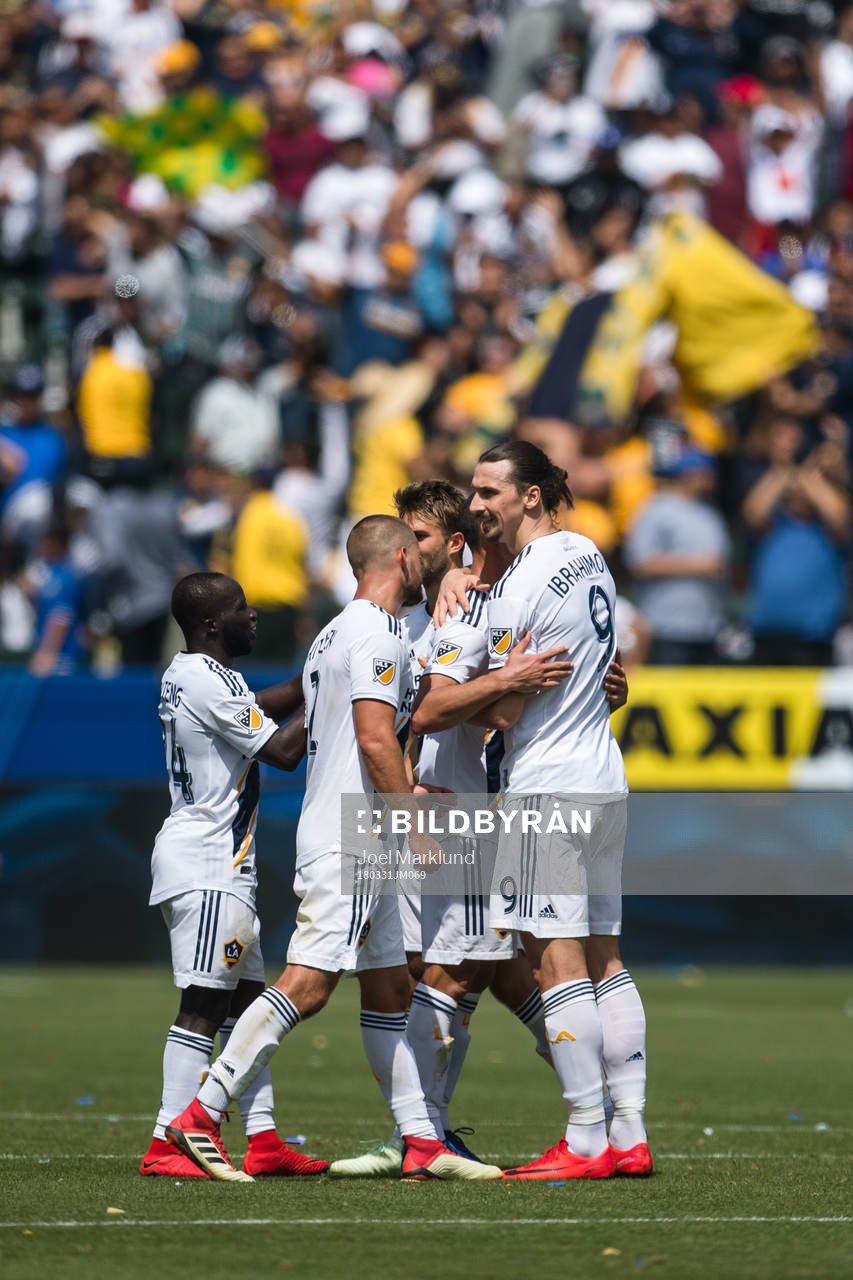 LA Galaxys Zlatan Ibrahimovic jublar med lagkamraterna efter fotbollsmatchen i MLS mellan LA Galaxy och Los Angeles FC den 31 mars 2018 i Los Angeles.