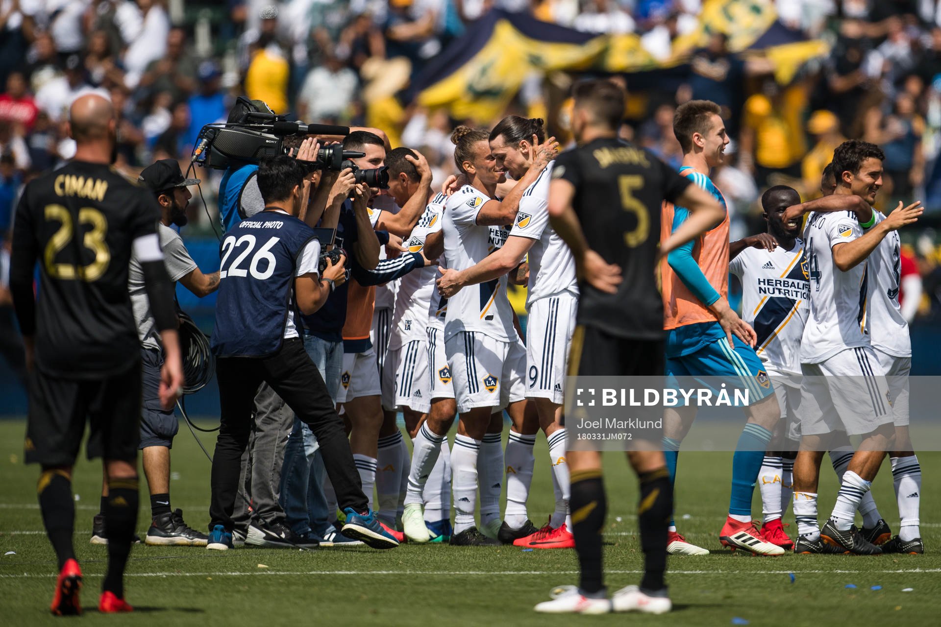 LA Galaxys Zlatan Ibrahimovic jublar med lagkamraterna