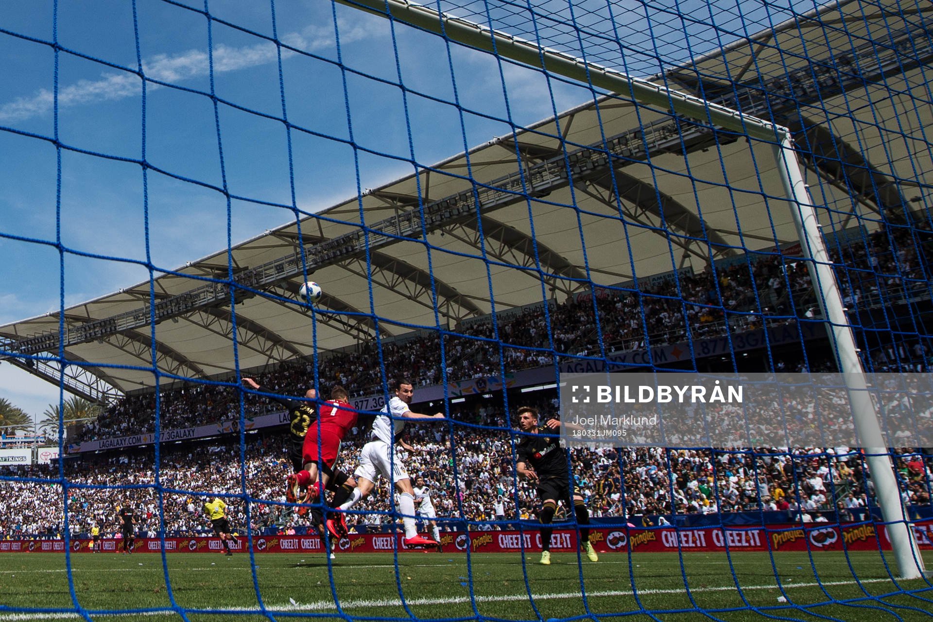 La Galaxys Zlatan Ibrahimovic nickar in 4-3 under fotbollsmatchen i MLS mellan LA Galaxy och Los Angeles FC den 31 mars 2018 i Los Angeles.
