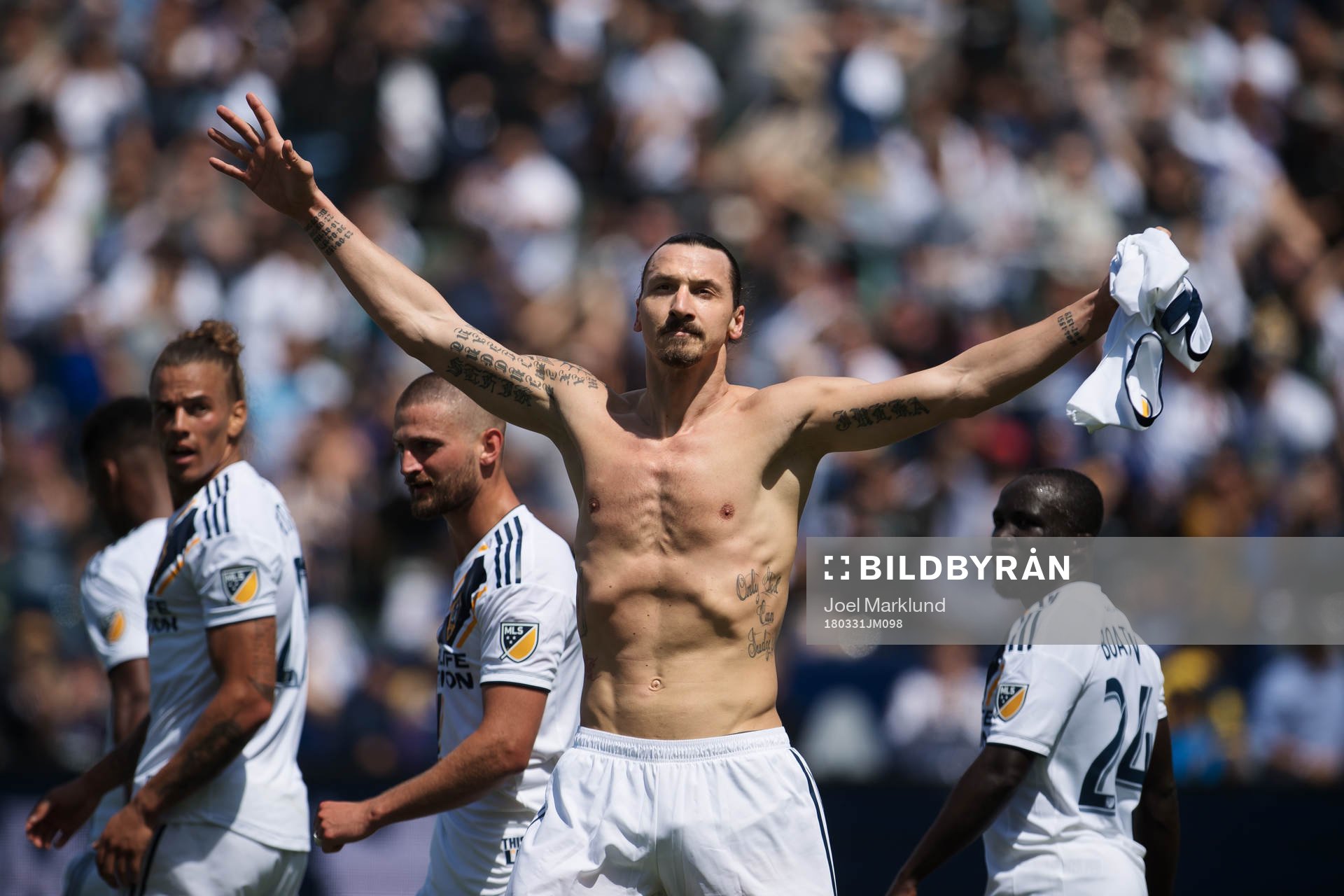 LA Galaxys Zlatan Ibrahimovic jublar