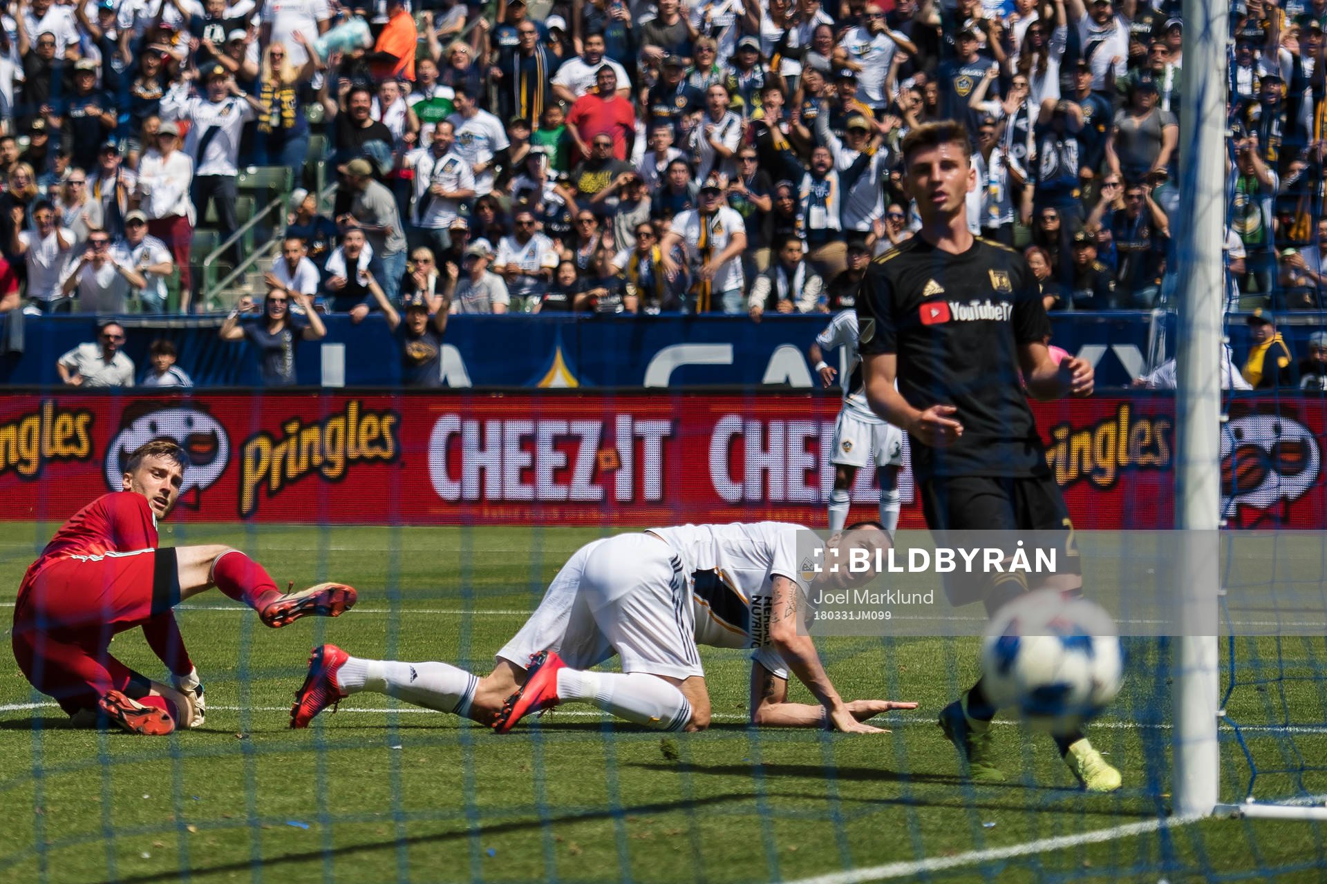 LA Galaxys Zlatan Ibrahimovic gör 4-3 bakom Los Angeles FC:s målvakt Tyler Miller under fotbollsmatchen i MLS mellan LA Galaxy och Los Angeles FC den 31 mars 2018 i Los Angeles.